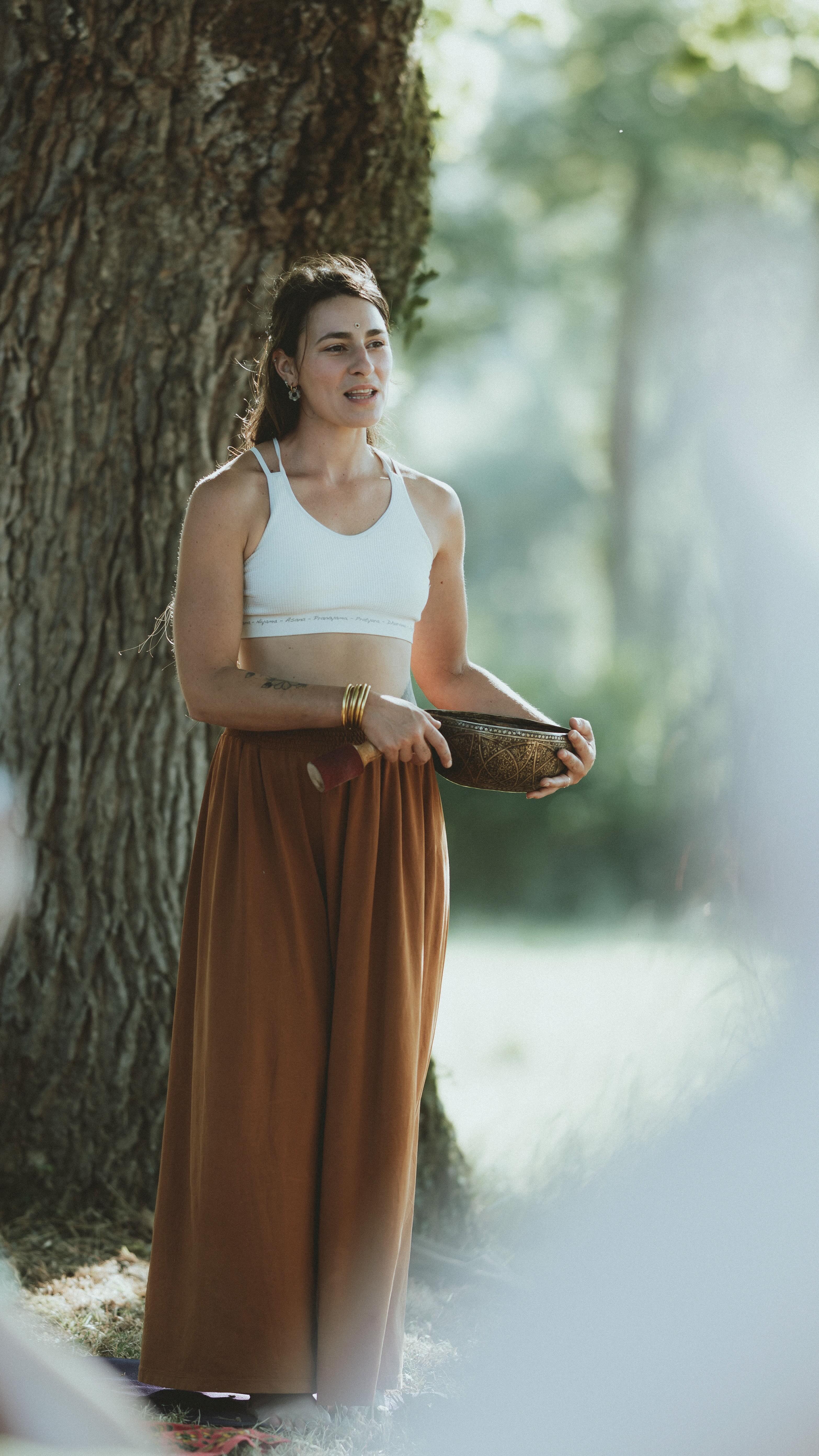 On est plus nombreux par ici, alors je vous partage 10 choses sur moi pour faire un peu plus connaissance. 🙈
🧘♀️Lorsque j’ai découvert le yoga, je voulais un “sport” plus doux pour mon corps, j’enchainais les blessures. Je faisais du crossfit et des Courses à Obstacles (@spartanracefrance & co). J’étais sans cesse dans une recherche de performance et c’est ce qui a marqué mes premiers pas dans le yoga.
👩🎓J’ai un Bac +5 en école de commerce avec une spé événementiel. Je suis arrivée plusieurs fois major de promotion, j’ai travaillé en agence puis dans un hôtel 4* à Paris. J’ai tout quitté en 2019 pour partir en road trip au Canada avec mon chat et mon chéri. Ma vie n’a plus jamais été la même.
🌳Je rêve de donner des cours de yoga dans des retraites chamaniques, dans la forêt amazonienne.
🤸♀️Mon asana préféré est la posture du pigeon royal, Eka Pada Rajakapotasana, j’ai compris que tout ne reposait pas dans la posture finale mais dans son cheminement.
🍫Je ne passe pas une journée sans manger du chocolat noir ou des fèves de cacao.
♐️ Je suis Sagittaire en Soleil, Scorpion en Lune et ascendant Balance. Aventurière, hypersensible, intuitive et mystérieuse.
🕊️J’ai assisté au décès de mon grand-père, main dans la main. Ce jour-là j’ai compris qu’il avait “quelque chose” après la mort.
🏔️Le film “Into the wild” a bouleversé mon adolescence. J’ai passé des années à explorer la philosophie du “bonheur” et j’ai écrit une thèse sur le sujet en Master. Mon rêve ultime était d’aller me perdre dans la nature. J’ai accompli ce rêve 2 fois, en voyageant en Alaska en plein hiver et en devenant la gardienne du @hameau.sauvage.
🦸♀️Si j’avais un superpouvoir, j’aimerais ralentir le temps. J’ai parfois peur de ne pas faire tout ce que je souhaite dans cette vie.
🎵J’écoute des mantras et des chants médecines à longueur de journée, et j’adore aussi aller en festival techno et reggae.
Tu étais au courant ?
Tu me partages un fait sur toi ?
📸 @captathazel 📹 @immersions_prod au @wakantanka.festival