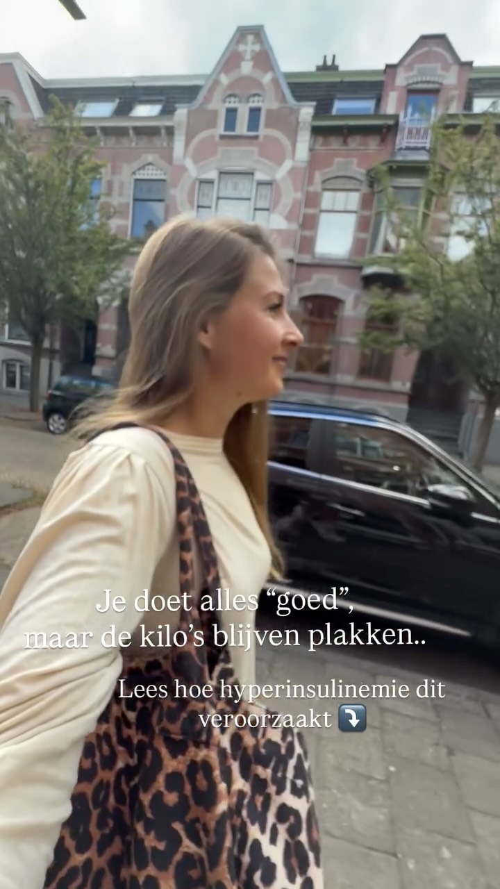 Moeite met afvallen?
Zelfs als je sport, gezond eet en alles “goed doet”… blijft je lijf vet vasthouden?
➡️Vaak is hyperinsulinemie het probleem. Bij hyperinsulinemie heb je te veel insuline in je bloed.
Te veel insuline in je bloed betekent vet opslaan in plaats van verbranden.
Met hyperinsuline herken je:
⚡ Veel zin in eten, zelfs na een maaltijd (zin in zoet)
⚡ Sterke energie fluctuaties
⚡ Voeding geeft geen energie na de maaltijd het kost je energie
Wat kun je doen?
✅ Stabiele bloedsuiker → insuline daalt automatisch
✅ Eiwitten + goede vetten bij elke maaltijd
✅ Vermijd snelle suikers: koek, chocolade, rijstwafels, glutenvrij brood/crackers
✅ Beweeg na de maaltijd
✅ Stress verminderen → cortisol en insuline versterken elkaar. Minder koffietjes en meer diepe ademhalingen
Ben je er helemaal klaar mee en wil je met cijfers zien hoe jouw glucose waarden je insuline beïnvloeden? Dan kan je mee doen met het Bloedsuikertraject.
Hiermee krijg je direct inzicht in welke voeding zorgt voor meer insuline en welke voor minder.
Mijn Bloedsuikertraject start 30 sept:
2 weken lang meten we je bloedwaarden, krijg je persoonlijke feedback + een concreet stappenplan voor energie, focus, slaap en gewichtsverlies.
Lees er meer over op mijn website!
Liefs 💕