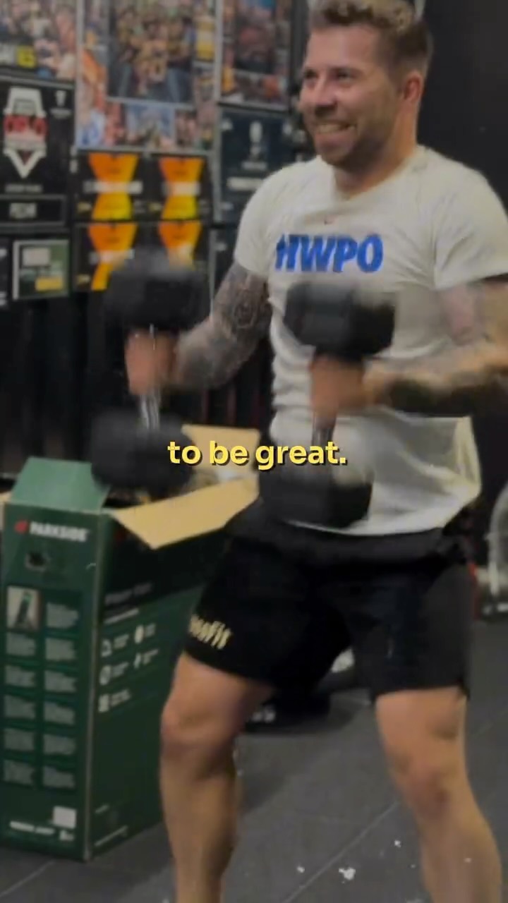 ,,Začnu chodit, až budu fit” - jo tohle už jsme párkrát slyšeli. Tak tady je naše odpověď ⤴️✨
Každý z nás někde začínal - proto máme na lekcích 3 varianty tréninku, aby si každý našel tu svoji s ohledem na aktuální fitness level. I tyhle varianty dokážeme individuálně upravit dle potřeb jednotlivce. 🤗
Nabízíme i tréninkovou školu a osobní tréninky pro ty, co chtějí mít individuální péči trenéra - jak pro naučení se techniky či dlouhodobý trénink. 💪🏼
Nemusíš být fit, abys začal/a - od toho jsme tady my, ať ti v tom pomůžeme 🙌🏼
PS: taky už jsme párkrát slyšeli: ,,proč jsme nezačali dříve?” 😀