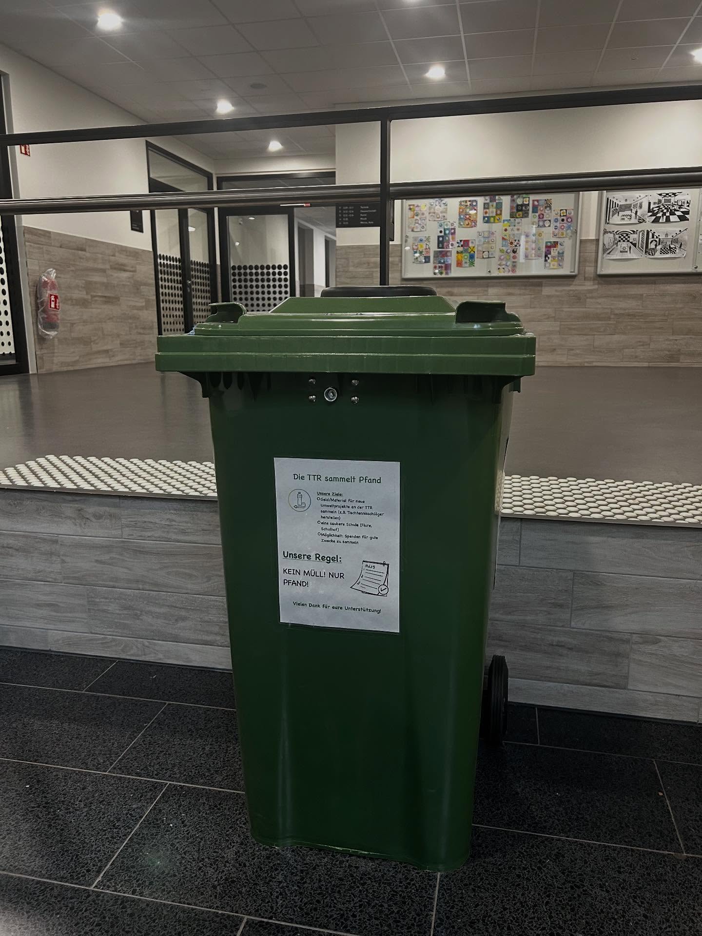 TTR sammelt Pfand - vielleicht bereits entdeckt,… in unserem Schulgebäude befindet sich die Pfand-Tonne der Umwelt-AG. Wer leere (!) Pfandflaschen dabei hat und was Gutes tun möchte…. ➡️ Ab damit in die Tonne! #toniturekrealschule #pfand #wasgutestun #umwelt #schule #schulalltag