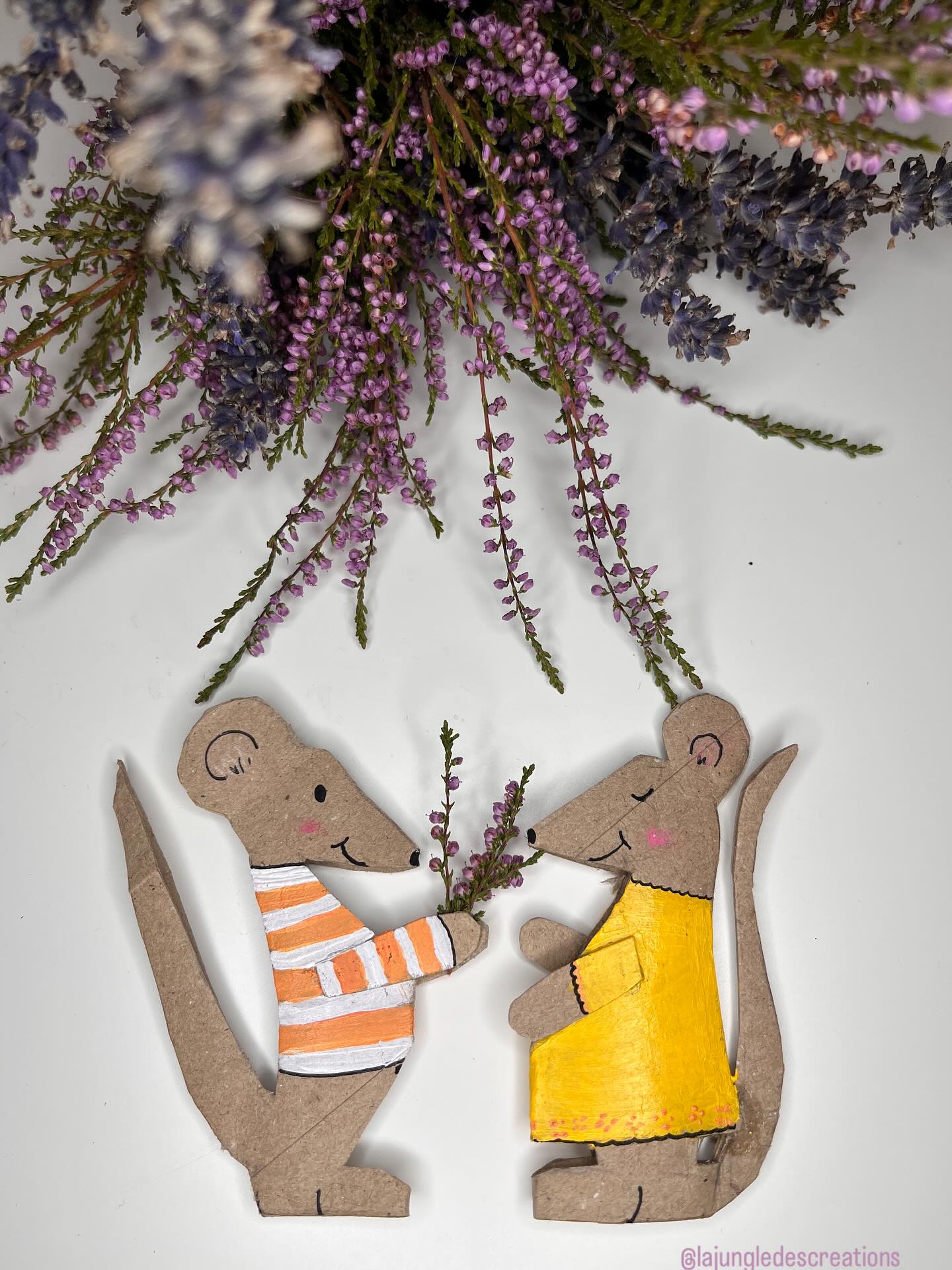 🇬🇧Autumn DIY: Forest Mice🍂🐭
Two little mice met one autumn day…
One offered a flower bouquet, the other accepted it with love.
A simple, poetic craft made from recycled materials.
🐭Materials:
- Tp roll
- pencil
- scissors
- glue
- paint *
- Painting brushes
- pastels
- black marker
- natural flowers (here: heather)
🐭Step-by-step:
1. Flatten a tp roll and draw a profile of a mouse (tip: to keep some relief, ensure that several body parts are in contact with the edges of the roll).
2. Cut two small arms from the leftover cardboard.
3. Glue the ear tips together and attach the arms on each side.
4. Paint cute little outfits using autumn colors.
5. Use a marker to outline the clothes and draw the face.
6. Add a touch of pastel to brighten the cheeks.
7. Glue a tiny natural bouquet between the arms.
👉 And you, what flower or little plant would you give to your autumn mouse?
—
🇫🇷DIY d’automne : les souris de la forêt🍂🐭
Deux petites souris se sont rencontrées…
L’une a cueilli de la bruyère, l’autre l’a reçue avec tendresse.
Voilà deux nouveaux habitants pour notre petit paysage forestier automnal.
Une activité créative simple, poétique et réalisée à partir de matériaux recyclés.
🐭Materiel:
- rouleau de papier toilette
- crayon à papier
- ciseaux
- colle
- peinture *
- pinceaux
- pastels
- marqueur noir
- fleurs naturelles (ici, de la bruyère)
🐭Realisation:
1. Aplatis un rouleau de papier toilette et dessine dessus une souris de profil (astuce : pour garder le relief, fais en sorte que plusieurs parties du corps touchent les bords).
2. Découpe deux petits bras dans les chutes de carton.
3. Colle les extrémités des oreilles entre elles et fixe les bras de chaque côté.
4. Peins des vêtements aux jolies couleurs automnales.
5. Au marqueur, trace les contours des vêtements et dessine le visage.
6. Ajoute une touche de pastel pour illuminer les joues.
7. Colle un petit bouquet naturel entre les bras.
👉 Et toi, quelle fleur ou petite plante aurais-tu donné à ta souris pour l’automne ?
—
*Products from @panduroofficial. Reference: Hobbylack Gloss. Highly recommend!!!
—
#defidesmainscreatives #panduro #höstpyssel
#barnpyssel #återbrukspyssel
