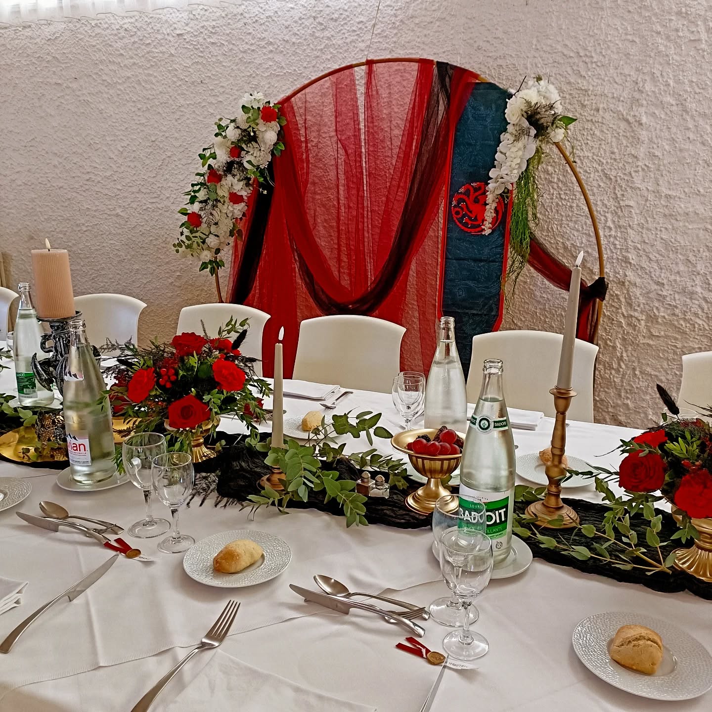 Mariage Game of Thrones au château de Périgny ⚔️! Un énorme kiff pour les Mariés dont tous les invités ont joué le jeu et un énorme plaisir pour moi, en tant que fan, de décorer leur mariage ❤️.
Magnifiques compositions florales par @latelierdecamille.fleurs
#gameofthones #got #weddingdesigner #wedding #mariage #mariagegameofthrones #thelittlefactory86 #mariagedecoration #mariageinspiration