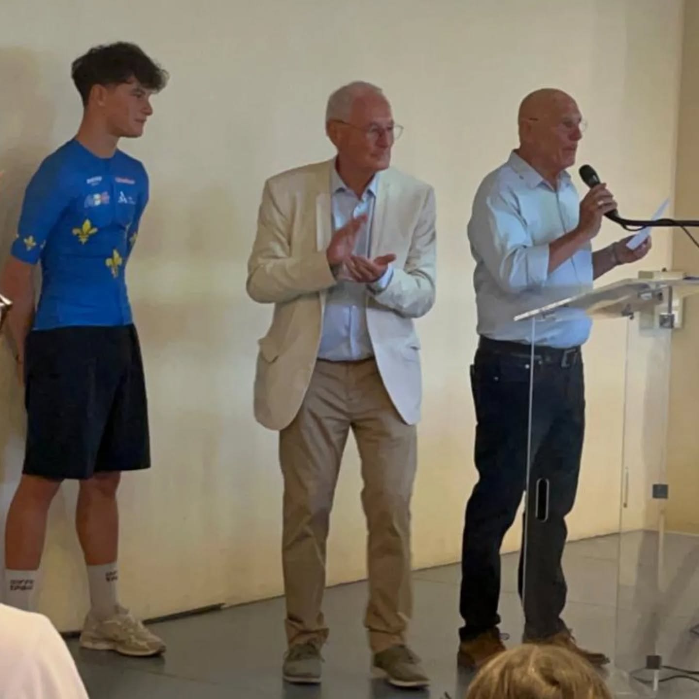 #ABCu15 🟦🟨🟥
Les 2 maillots de Champion régional de Noah Vandeweghe ont été mis en avant par le maire d'Antony Jean-Yves Senant et le délégué aux sports Patrick Reynier en clôture du Forum des Associations.