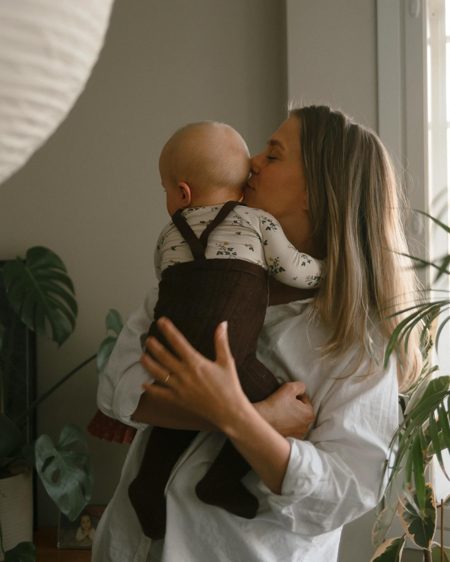 Mulle valokuvaus on ollut aina tosi paljon enemmän kuin pelkkä työ. Mulle on aina ollut ensisijaisen tärkeää, että mulla säilyy sellainen tietynlainen intohimo kuvaamista kohtaan ja siksi en oo halunnut koskaan täyttää kalenteria liiaksi, koska oon pelännyt, että se voisi olla haitaksi mun luovuudelle.
Edellämainittu on myös syy siihen, miksi en koskaan jäänyt päätoimiseksi yrittäjäksi tekemään ainoastaan valokuvausta. Haluan tehdä sitä vain tietyn määrän, jotta nautin siitä täysillä ja jotta tiedän, että voin antaa asiakkailleni parasta mahdollista lopputulosta.
Mä en tee valokuvausta pelkästään siksi, että tää on mun elanto. Mulle se on tapa toteuttaa itseäni, omaa tapaani nähdä tätä maailmaa ja elämää. Tuoda muiden silmille se kauneus, jota mä kaikkialla nään juuri omalla tavallani.
Tämän kuluneen vuoden aikana ja ensimmäistä kertaa päätoimisena yrittäjänä toimiessani oon saanut ihan hurjasti selkeyttä omiin ajatuksiini siitä, millaista kuvaa haluan asiakkailleni luoda ja miksi se on mulle tärkeää. Tuntuu, että omat ajatukset on hakenut täysin uutta suuntaa ja saaneet tosi paljon selkeyttä. Mulle tässä työssä ei oo kyse pelkästään siitä, että haluan ottaa hienoja valokuvia — tässä on kyse siitä, miten mä haluan pystyä näyttämään mun asiakkaille sen kauneuden ja upeuden, jota heidän elämässä just nyt on. Eikä se elämä tarvitse mitään ehostusta tai hartaasti aseteltuja poseerauksia. 🫶🏼
#perhekuvaaja #perhekuvausturku #perhekuvaussalo #perhekuvauskotona #kotikuvaus #dokumentaarinenperhekuvaus #dokumentaarinenkuvaus