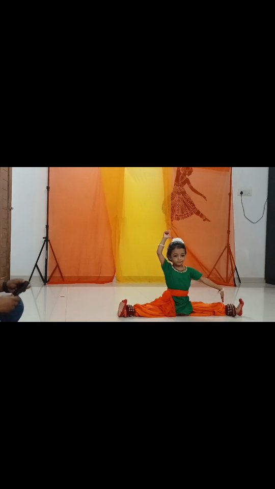 Commitment to art is not just about the craft, it's about discipline, dedication, and passion 💫. My little student proved that even when health issues arise, commitment to one's art can shine through 💪. Watching her perform Ganesha Seva on the occasion of Ganesha Chaturthi was truly inspiring 🙏. Proud of her spirit! 🙌 #DedicationToArt #GaneshaChaturthi #DanceWithDevotion
Katyaayani Adya #SangiTharanga Surat #Bharatanatyam class in Surat.