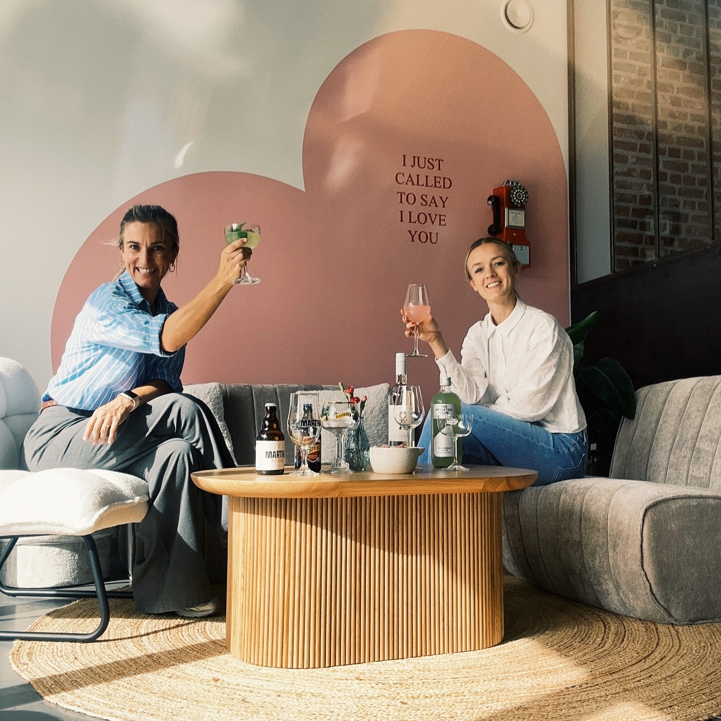 Er zijn 2 woensdagen verstreken sinds Pistache haar deuren opende. De koffies, thees & chocomelkskes zijn naar buiten gevlogen, de aperitiefkes bleven op hun honger zitten. Daar willen we iets aan doen!
DAAROM:
MORGEN 12 september 2025 opent Pistache uitzonderlijk haar deuren van 15u-18u voor een after school/work!
Bij elke bestelling apéro (alcoholisch of zero) boven de €10 krijgen jullie een portie kazekes & salami on the house!*
Daarnaast! Hier is onze GIVE AWAY:
Voor 2 personen: 1 apéro naar keuze met een portie gemengd van het huis
Wat moet je hiervoor doen?
- volg @elvisjune & @___tine_______
- like deze post
- deel onze post op je verhaal
- tag hieronder je partner in crime & zeg waarom jullie morgenavond jullie apéro met kazekes on the house verdienen. 🤗
De winnaar wordt bekend gemaakt morgen om 14u!
*zolang de voorraad strekt.