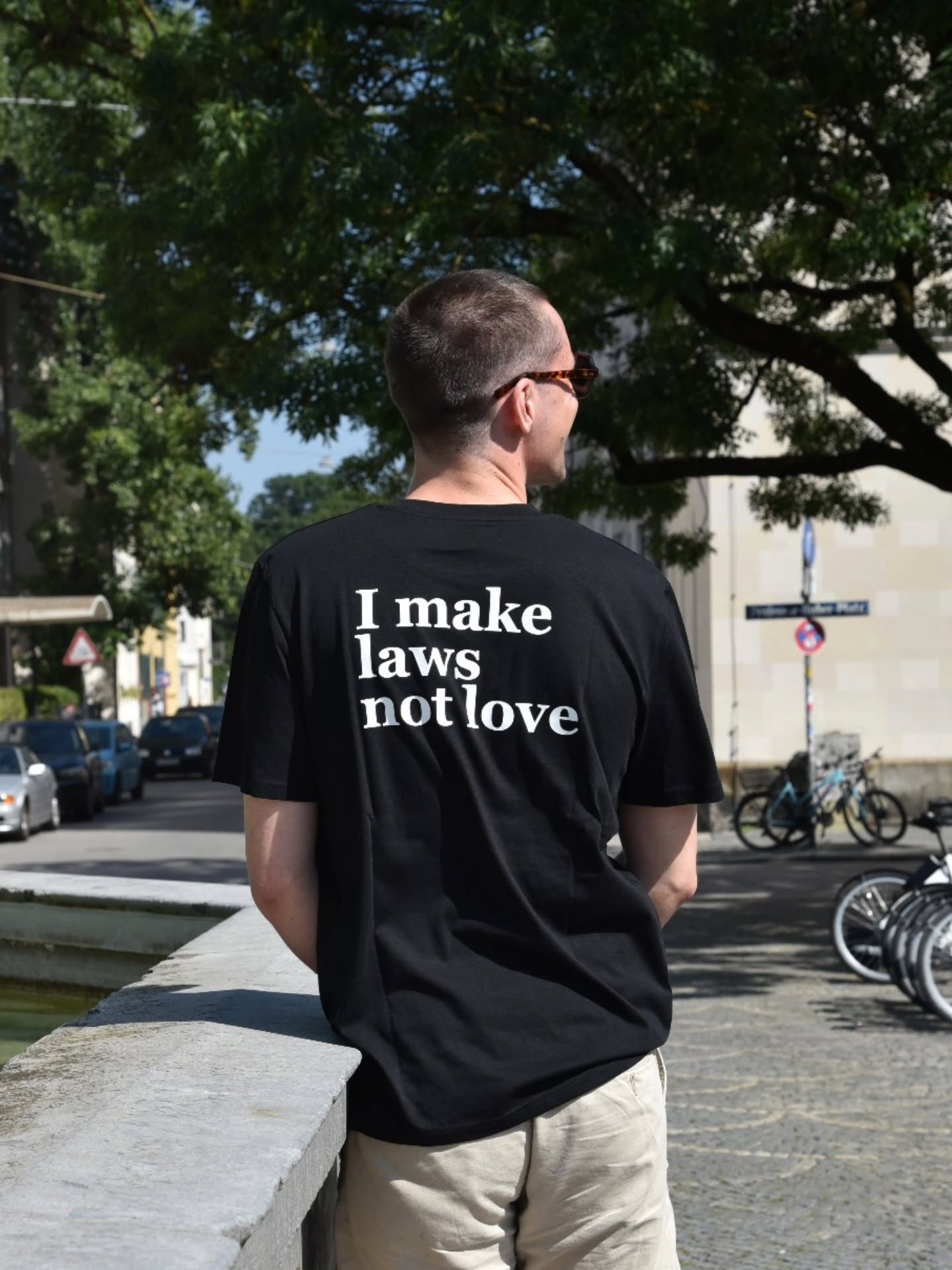 unser law shirt spotted an der lmu 👀
ihr braucht das shirt auch für eure jura besties? dann könnt ihr das ganz einfach per dm bei uns bestellen. 35€ inkl. versand in deutschland
#law #jura #jurastudium #lmu #München #shirt #33Studio #studenten #unileben