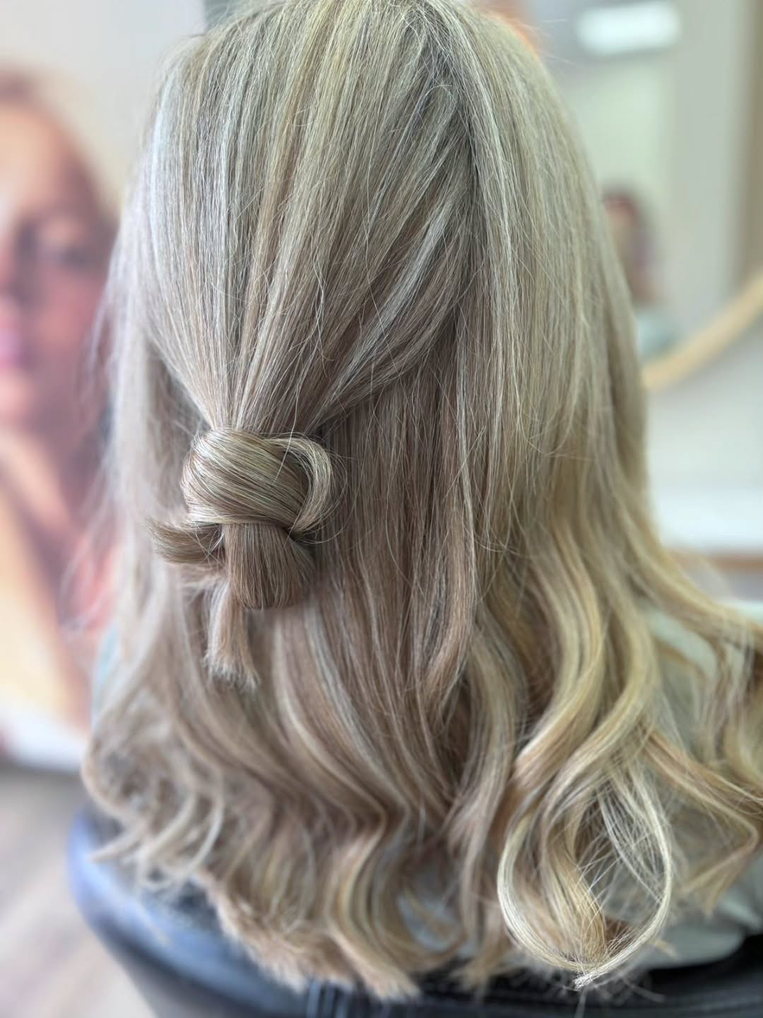 💇♀️ Douceur & Élégance 💇♀️
Un blond lumineux, des ondulations délicates et un attache simple mais chic… Le combo parfait pour un look naturel et raffiné ✨
👉 Vous aussi, offrez à vos cheveux une mise en beauté sur-mesure !
📍 Esprit Coiffure
📞 03.21.76.13.60
🌐 www.espritcoiffure.fr
#EspritCoiffure #Blond #HairInspo #Ondulations #AttacheChic#