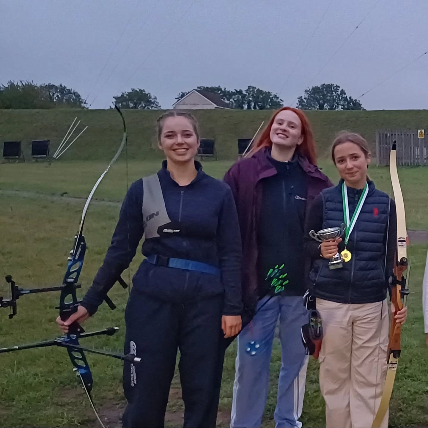 A fantastic end to our summer Junior Sessions, with the presentation of awards from Sundays club champs. Well done to Lucy for winning the Junior cadets category.
We can't wait to see our juniors begin shooting indoors, and see how they progress throughout the winter
We also want to give a massive shout out and thank you to @imogen_archery04 for supervising our juniors.
Well done everyone!
#archeryjunior
#archeryindoorseason #archerycompetition #clubchamps