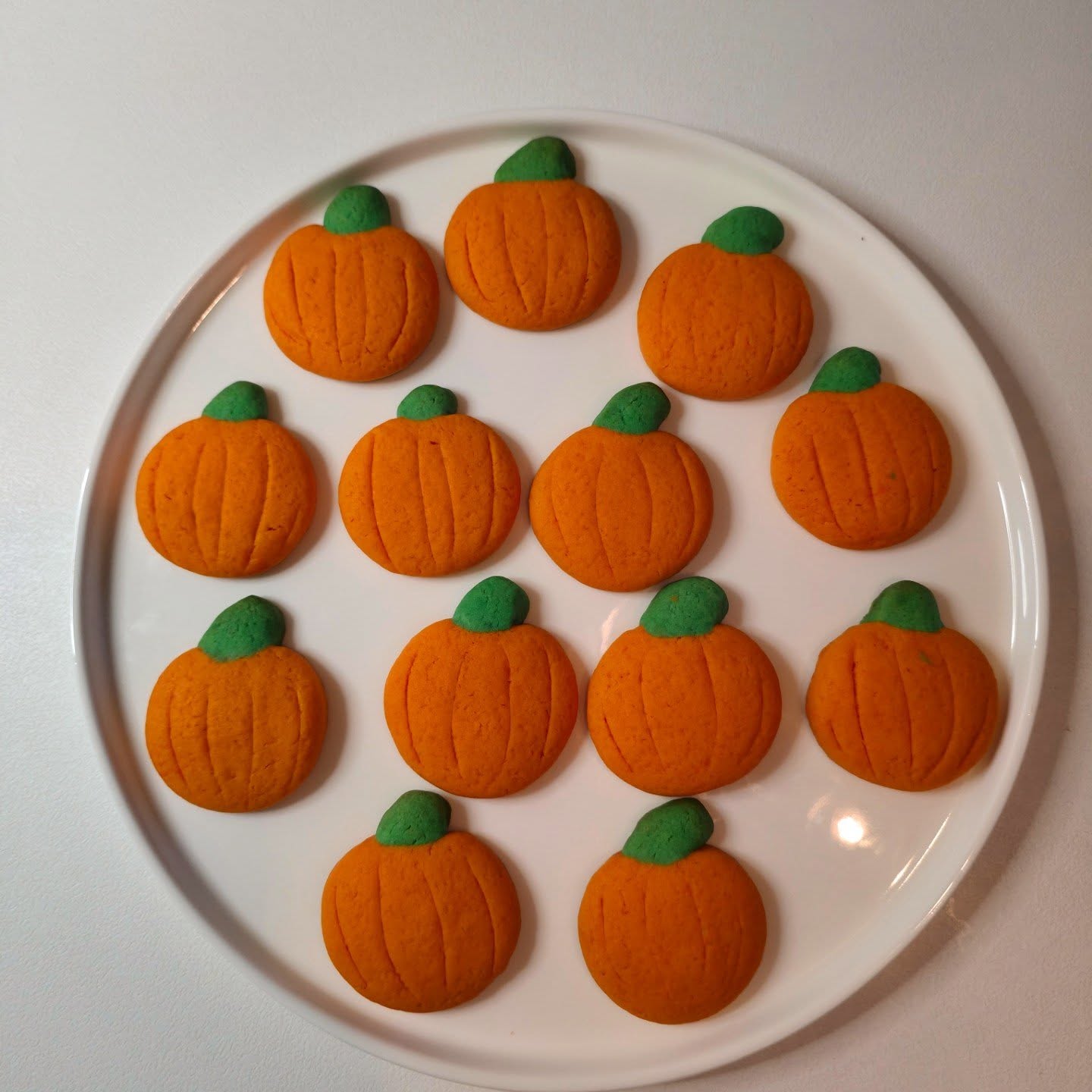 It's Harvest season 🍂
Onze gezellige pompoenkoekjes zijn er! 🎃 Heerlijke suikerkoekjes in pompoenvorm — hét herfstige lekkernijtje om te delen (of lekker zelf op te eten!). 🍂✨
Our cozy pumpkin cookies are here for the season! 🎃 Delicious sugar cookies shaped like pumpkins — the perfect autumn treat to share (or keep all to yourself!). 🍂✨
.
.
.
.
.
.
#autumncolours #autumnbaking #fallbaking #pumpkin #cookies #sugarcookies #bakery #bakkerij #harvestseason