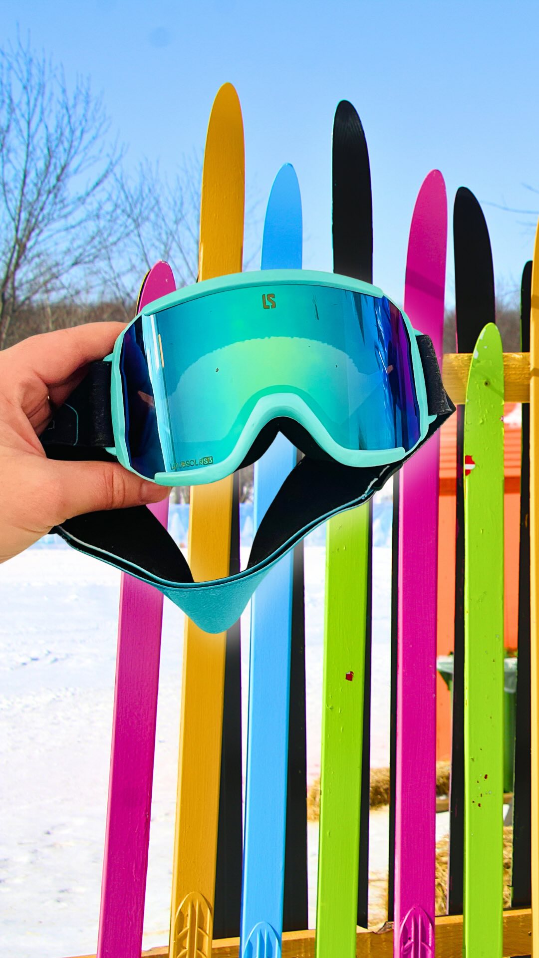 Marre de galérer avec votre masque et vos lunettes ?
Découvrez notre clip optique universel, facile à installer et qui protège votre écran. Vision nette, confort total, adapté à tous les masques.
Préparez-vous à dévaler les pistes comme un pro !
#SportsDHiver #Ski #Snowboard #MasqueDeSki #VueParfaite #Glisse #PréparationHiver #Optique #Confort #Ride #saintgaudens #comminges #opticien #opetitmonocle