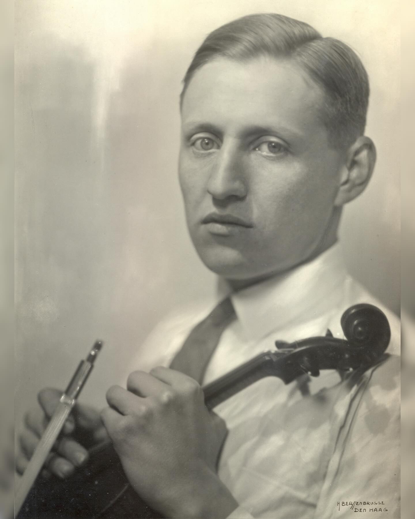 Op zondagochtend gaven Justyna en ik (Miriam) een concert met het Residentie Orkest in het Concertgebouw in Amsterdam. Voor het concert gingen we op zoek naar een kunstwerk waarover we hadden gelezen, een eerbetoon aan de 17 Joodse musici die tijdens de Tweede Wereldoorlog uit het Concertgebouworkest werden ontslagen. De naam van Zoltån Székely is daar ook te vinden. Hij was tot 1942 concertmeester van het orkest. Heel bijzonder en ook ontroerend om zijn naam tussen de andere te zien staan.
Drie van de musici overleefden de Holocaust niet.
Het strijktrio van SzĂ©kely, dat hij als student in Budapest componeerde, is een indrukwekkend en uitdagend werk van een klein half uur, en de ontdekking hiervan is de aanleiding geweest om aan onze nieuwe cd âEchoes of Budapestâ te beginnen.
Op een van de fotoâs, een screenshot van de website Forbidden Music Regained, is een leuk verhaal te lezen over hoe zijn goede vriend cellist PĂĄl Hermann, wiens strijktrio ook op de nieuwe cd te beluisteren is, de partituur van SzĂ©kelyâs trio tijdens een tramrit aan ZoltĂĄn KodĂĄly heeft overhandigd.
Als je nog niet heb gedoneerd; onze crowdfunding loopt nog en we kunnen ieders steun goed gebruiken. Kijk naar de link in onze bio en stuur de link ook vooral door!
Heel erg bedankt! đ
@cobrarecords_official
@leo.smit.stichting
#zoltånszékely
#pĂĄlhermann
#echoesofbudapest
#cdrelease
#stringtrio
#chambermusic