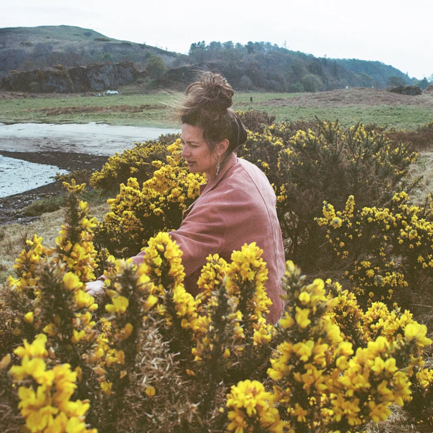 LOCHABER FOOD & DRINK FESTIVAL 🍽️🥂
Join me a week on Saturday for an insight into my experience on a wild-food-only diet for three months and hear about the filming of @bbc.alba foraging series Rùrachd. It's only a tenner and you'll get to try a few wild samples! 🌿💚
Fort William@neviscentre
Saturday 20th September
Free Entry + £10
11am - 1pm
Tasters included! 🍒👍
Tickets available through the Nevis Centre
📷 @adam.fallows.again