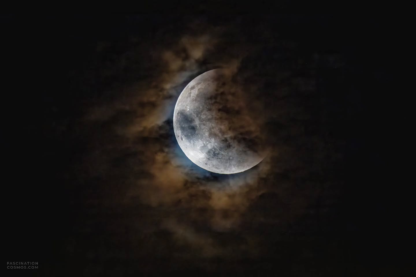 Mond(-Finsternis)
Ich habe überlegt, ob ich das Wolkenfenster, dass sich am Abend des 7.Septembers von meinem Beobachtungsstandort im Pongau noch kurz geöffnet hat, noch als Beitrag zur Mondfinsternis zählen sollte. Der sich bereits zurückziehende Erdschatten schimmerte nur rötlich durch die Wolkendecke, doch mir gefiel die Gesamtkomposition. Das Einzelbild habe ich mit einer Canon EOS-Ra und 1000mm Brennweite und 1/160s aufgenommen und mit Adobe PhotoShop verarbeitet.
Bitte gerne meine Post weiterleiten! Jedwede andere Art von Kopien oder Nutzung nur mit ausdrücklicher Erlaubnis des Copyright Inhabers. Bestellung von Kopien und Bildern gerne unter https://photo-portal.shop/profiles/fascinationcosmos.com/#/ oder per Nachricht an mich.
#fascinationcosmos #faszinationkosmos #franzrettenbacher #astrophotography #astrofotografie #astrophoto #astrofoto #deepsky #astronomie #astronomy #amateurastrophotography #EOSRa #Mondfinsternis