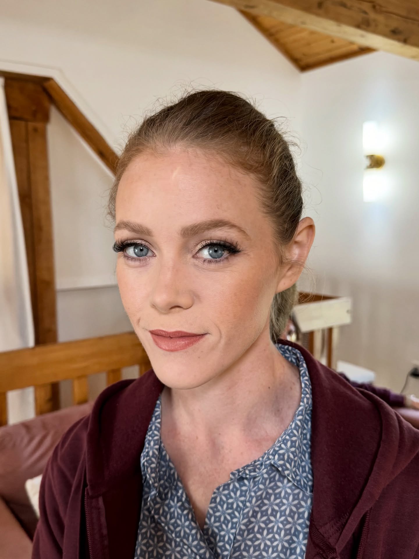 ✨ Sometimes a little sparkle is all we need. Adding shimmer to the eyes instantly lifts the look — it catches the light and gives that extra touch of magic without going over the top.
#ottawamakeupartist #bridalmakeup #bridalmakeupartists #jbmakeupartist #makeup #bridesmaidmakeup #613makeupartist