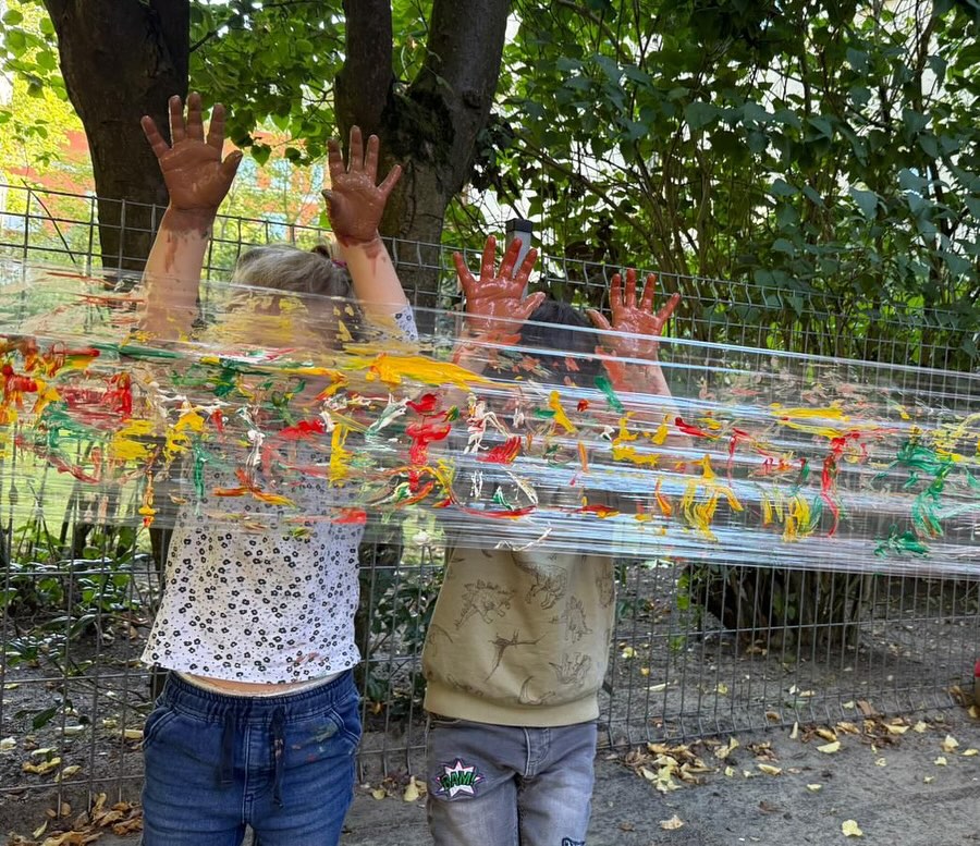 Beim Malen auf Folie mit Fingerfarben werden die sensorische Wahrnehmung, die Feinmotorik und die Kreativität der Kinder spielerisch gefördert – und ganz nebenbei entstehen einzigartige Kunstwerke🎨🖌️🌈#malen #kita #kreativ #farben #kunstwerk #kindergarten #kinder #kids