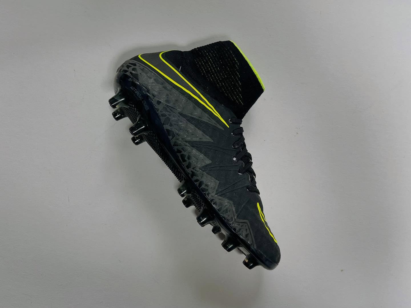 Silent Threat. Full Power.
Introducing the Nike Hypervenom Phantom II in the stealthy Pitch Dark Pack — blackout shades with electric Volt accents, built to dominate on artificial grass.
Designed with precision in mind:
• Flyknit upper for responsive feel
• Dynamic Fit collar for locked-in stability
• ACC technology for consistent touch in all weather
• Aggressive AG outsole for optimal traction and explosive change of direction
A boot for attackers who play invisible but strike like lightning.
#HypervenomPhantomII #PitchDarkPack #NikeFootball #AGBoots #IlluminateThePitch