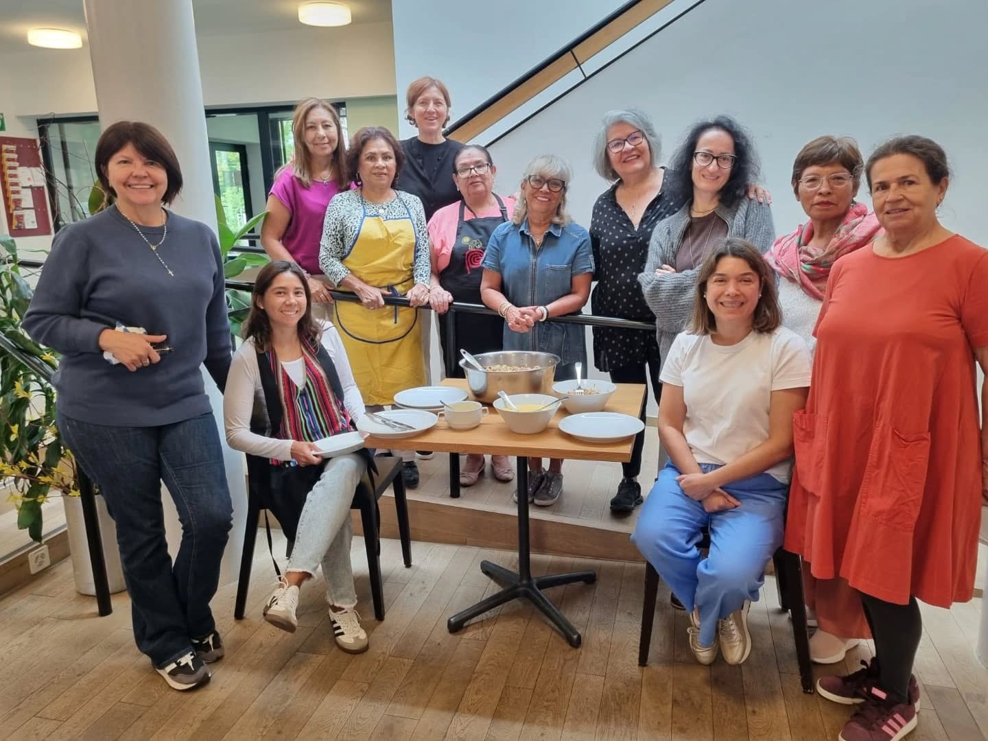 Letzte Woche haben wir im Kitchen Lab eine kulinarische Reise nach Peru unternommen. Gemeinsam haben wir Arroz Chaufa mit Huancaína-Sauce gekocht und an einem Tisch voller Herzlichkeit gegessen.
Vielen Dank an alle, die dabei waren, gemeinsam zubereitete Gerichte schmecken einfach besser!
Verpasst nicht unsere nächste Kitchen Lab-Session eine weitere Reise, eine weitere Kultur, weitere Geschmackserlebnisse warten auf dich!
----
La semana pasada, en Kitchen Lab, viajamos a Perú a través de sabores y aromas. Juntos cocinamos arroz chaufa con salsa huancaína y lo compartimos en una mesa llena de calidez.
Gracias a todas las que nos acompañaron, ¡cada platillo sabe mejor cuando se prepara en comunidad!
No se pierdan nuestra próxima sesión de Kitchen Lab: ¡otro viaje, otra cultura, otro sabor esperándote!
----
Last week at Kitchen Lab, we traveled to Peru through flavors and aromas. Together we cooked Arroz Chaufa with Huancaína sauce, shared in a table full of warmth.
Thank you to everyone who joined us, every dish tastes better when made in community!
Don’t miss our next Kitchen Lab session another journey, another culture, another flavor waiting for you!
#ETKultur #KitchenLab #InterAct #integrationstadtzürich #CommunityMoments