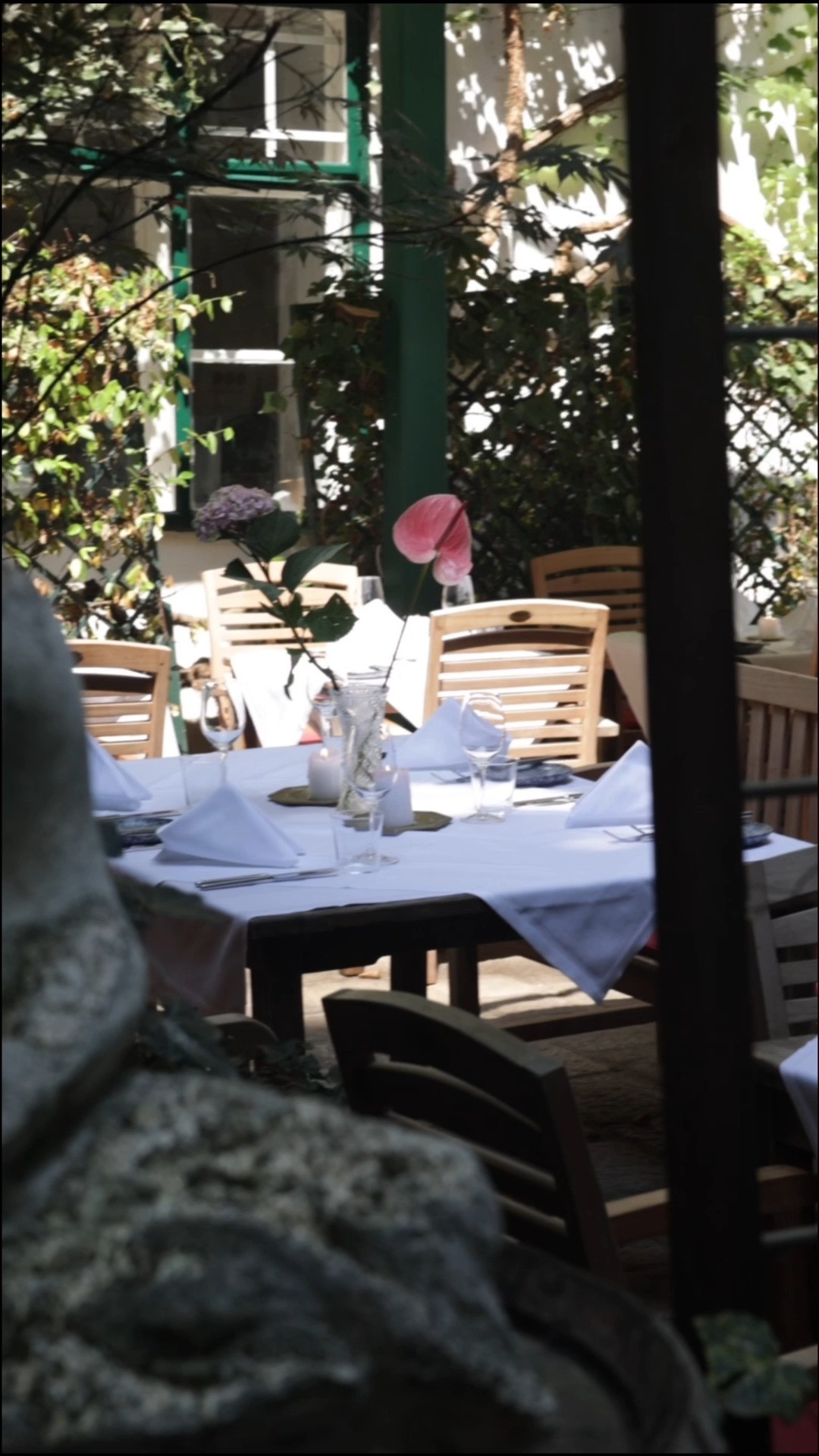 Der Sommer ist noch nicht vorbei! ☀️ Genieße laue Abende in unserem Garten, gute Drinks und feine Speisen. 🍹🍴 Sichere dir jetzt deinen Tisch unter www.ef16.at – wir freuen uns auf dich!
#wecreatesmiles
#ef16 #wienrestaurants #viennafoodies #diningoutvienna #gartenlokal #sommeringarten #wienfood #foodlover #gastrowien