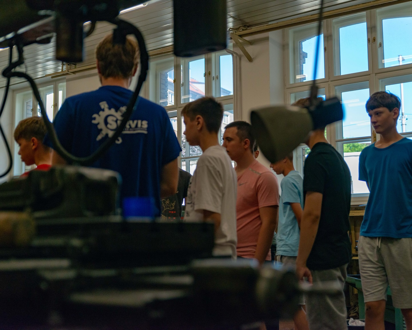 📬Pohľadnice z Leta na Fajnorke🔩 Aj tento rok sa na našej škole uskutočnil tradičný tábor Leto na Fajnorke. Žiakom základných škôl priniesol jedinečnú príležitosť nahliadnuť do sveta techniky, vyskúšať si prácu s technológiami a bližšie spoznať prostredie našej strednej školy.🤹♀️ Veľmi si vážime kreativitu a nadšenie všetkých účastníkov, ako aj pomoc našich žiakov a absolventov. Už teraz sa tešíme na ďalší ročník a nové stretnutia!🟧⬜️🟧⬜️#somfajnorak #fajnorka #spss #strojarina #strojar #technika #engineering #mechanicalengineering #inzinier #letnytabor #pohladnice #zakladnaskola #strednaskola #technika #bratislava