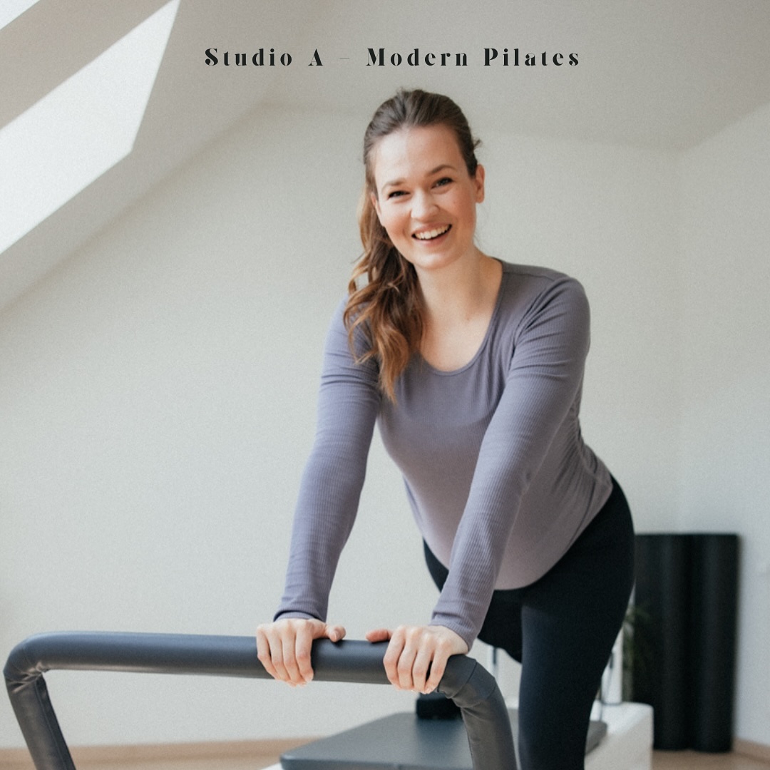 Hi, ich bin Anna, die Gründerin von Studio A 🩶
Meine Pilates-Geschichte begann vor einigen Jahren bei einem Personal Training. Von dort an wusste ich: das ist mehr als nur Sport für mich ✨
Pilates ist meine persönliche Auszeit und die Möglichkeit, mich körperlich und mental zu stärken.
Mit dieser Leidenschaft möchte ich auch dich anstecken!
Schon während meiner Ausbildung zur Reformer und Matten Pilates Trainerin, habe ich von einem eigenen Studio geträumt. Nun wird dieser Traum langsam Realität.
Jede Stunde im Studio A soll eine Einladung sein, dich stärker zu fühlen. Ich freue mich auf großartige Stunden und darauf mit dem Studio A einen Ort zu schaffen, der sich wie Zuhause anfühlt.
Move with love 🫶
Foto @laura_korte_fotografie