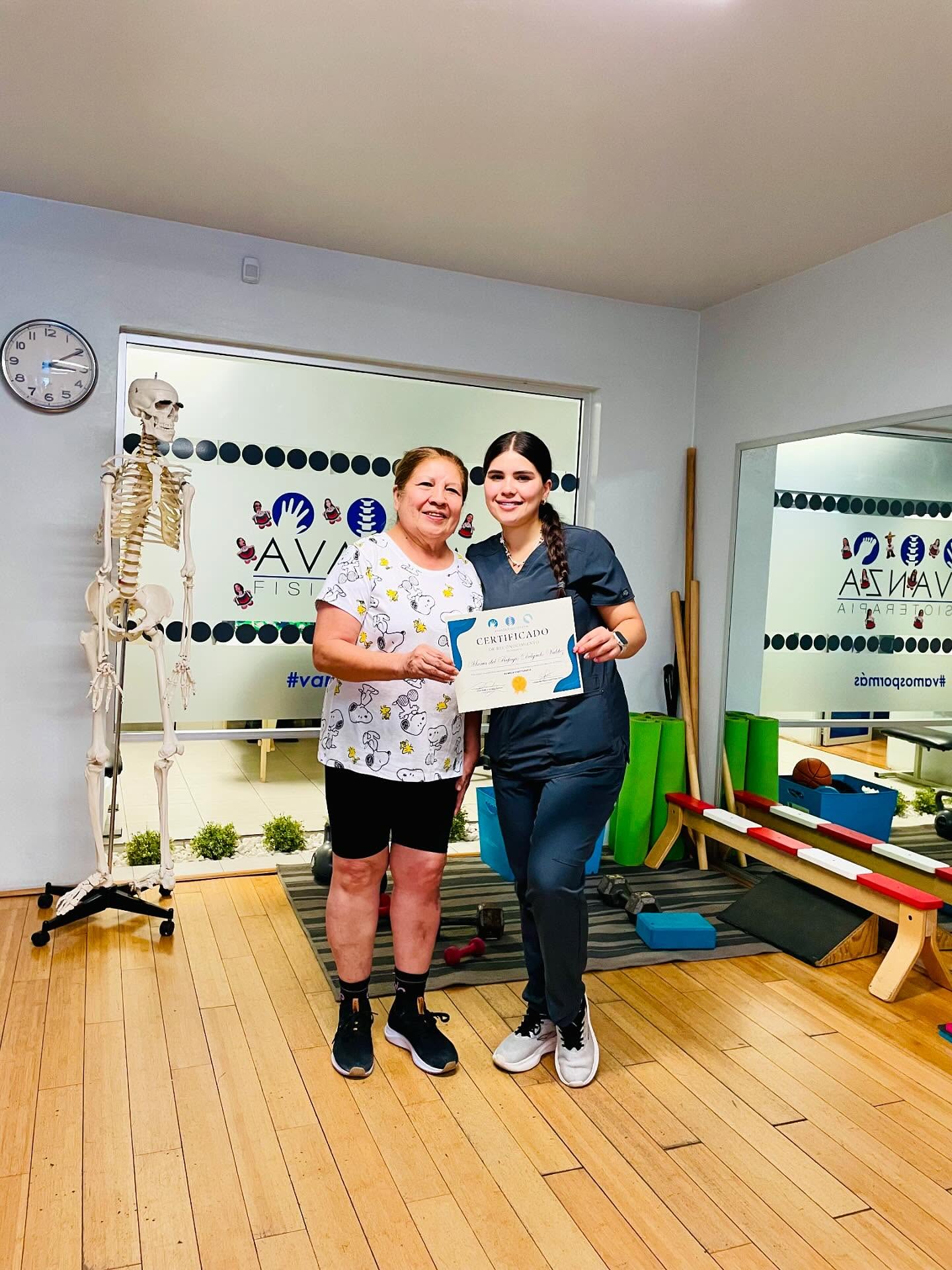 ✨ Volver a levantarse, dos veces.
No es fácil cuando una lesión te arrebata tu independencia de un día para otro. Mucho menos cuando, después de intentar regresar, aparece una segunda que parece condenarte a la cama.
💪 Pero María del Refugio no se rindió. Enfrentó dos fracturas, una recuperación larga y muchas emociones difíciles. Con una determinación admirable, luchó por volver a su vida, a su cuerpo, a su movimiento.
🧠❤️ Xiomara, su fisioterapeuta, fue una compañera incansable en este proceso. No todas las batallas tienen un final perfecto, y en cada caso llevamos con nosotros cierta frustración. Pero es justamente eso lo que nos convence de seguir haciendo lo que hacemos.
🙏 Gracias por permitirnos acompañarte en este camino, María. Historias como la tuya nos recuerdan que cada paso cuenta.
#FisioterapiaHumana #HistoriasQueInspiran #AvanzaFisioterapia #CadaPasoCuenta #FuerzaInterior #vamospormas #teamavanza