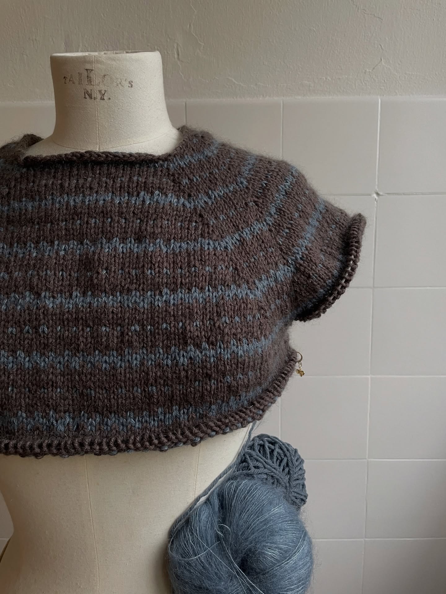 Meine aktuellen Projekte auf den Nadeln?
Zurzeit sind es tatsächlich mehrere, ganz untypisch für mich. Es gibt aber drei, vielleicht vier Dinge, die ich noch fürs Schaffhauser Wollfest fertigstellen möchte.
Eines davon ist der #katholdsweater von @knittingforolive. Ein wunderschönes Colorwork-Projekt, ideal auch für Anfängerinnen und Anfänger sowie für alle, die Freude an besonderen Farbkombinationen haben.
Ich stricke ihn in den Farben Dark Moose und Dusty Petroleum Blue.
Wie immer gibt es die Anleitung auch für Kinder und Babys.
Noch fehlt einiges, doch bis zum @schaffhauserwollfest bleibt zum Glück noch etwas Zeit.
#fibreatelier
#knittingforolive
#knittingforoliveheavymerino
#schaffhauserwollfest