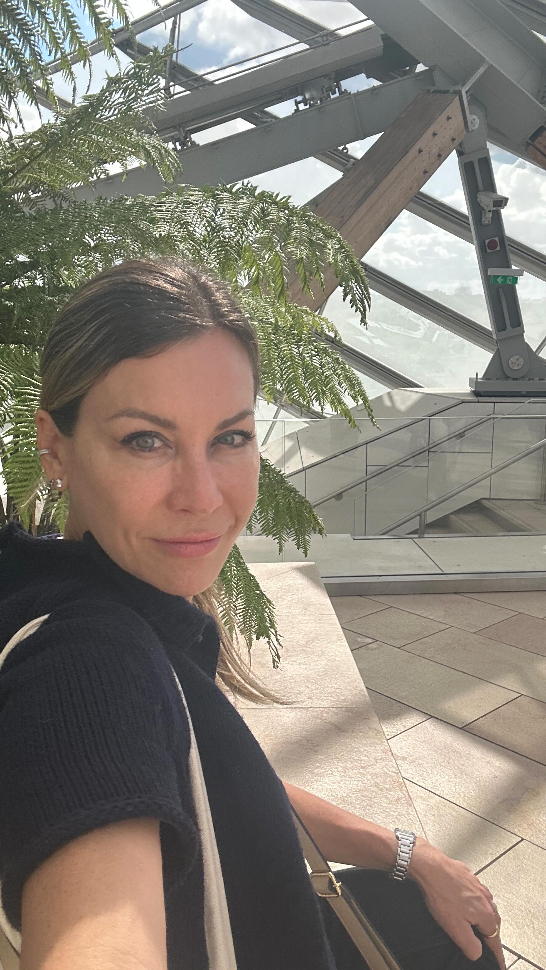 Um dia em segundos ..
Já estive em Paris outras vezes mas cada vez que viajo tenho sempre a sensação que não vi tudo , óbvio , tudo muda , mas cada vez mais legal ..
E assim fiz um giro rápido por aqui ..
A Fundação Louis Vuitton eu não conhecia , ela foi inaugurada em 2014 pelo arquiteto @frankgehry_official o mesmo que projetou o Museu em Bilbao. Vale a visita apesar de longe de tudo , pois tem um skyline de Paris bem particular .
Também adoro apreciar as “obras”que são dispostas nas vitrines das pastisseries da @galerialafayete , assim como as novidades fofas de casa .
#designdeinteriores
#designerdeinteriores
#parisdesignweek
#frankgehryarchitecture
#bilbao
#galerialafayette
#parisdesignweek
#arquictectura