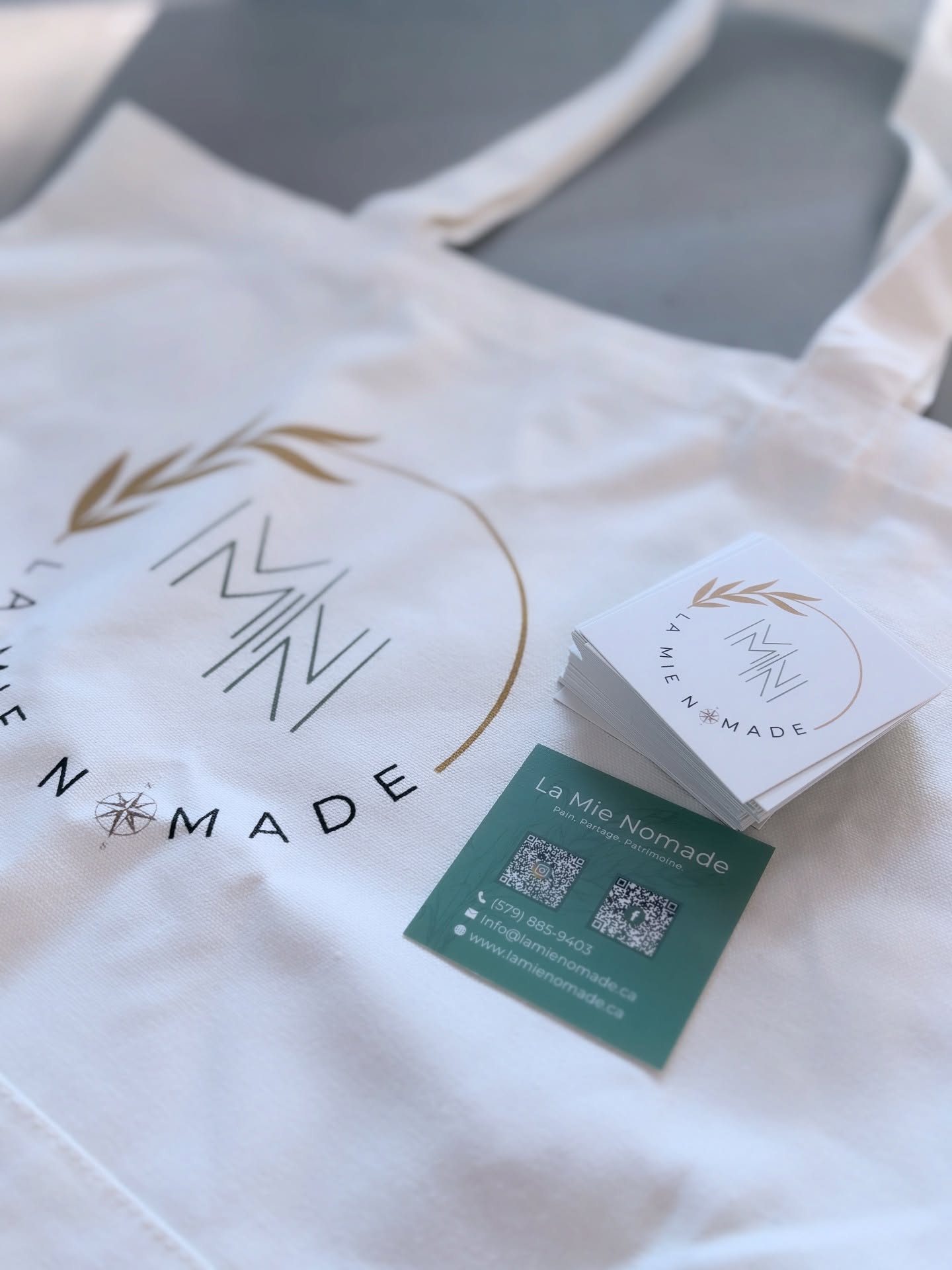 Au souffle du levain…
Elles sont là! Mes premières cartes d’affaires 🥹. Un petit outil pour partager davantage cette aventure, rencontrer, échanger et semer le pain vivant 🌿 partout où la route me mène .
Merci d’être là, de croire en ce projet artisanal et de l’accompagner de vos mots et de vos encouragements. Vous êtes la plus belle part de ce pain vivant 💛.
#SurLaRouteDuLevain
#FournéesÉphémères
#LaMieNomade
#MerciDeVotreSoutien
#AventureBoulangère
#PartageArtisanal
#RêveQuiPrendForme
#DerrièreLeLevain
#PetitsPasGrandsRêves
#PainVivants
#PremièresCartes