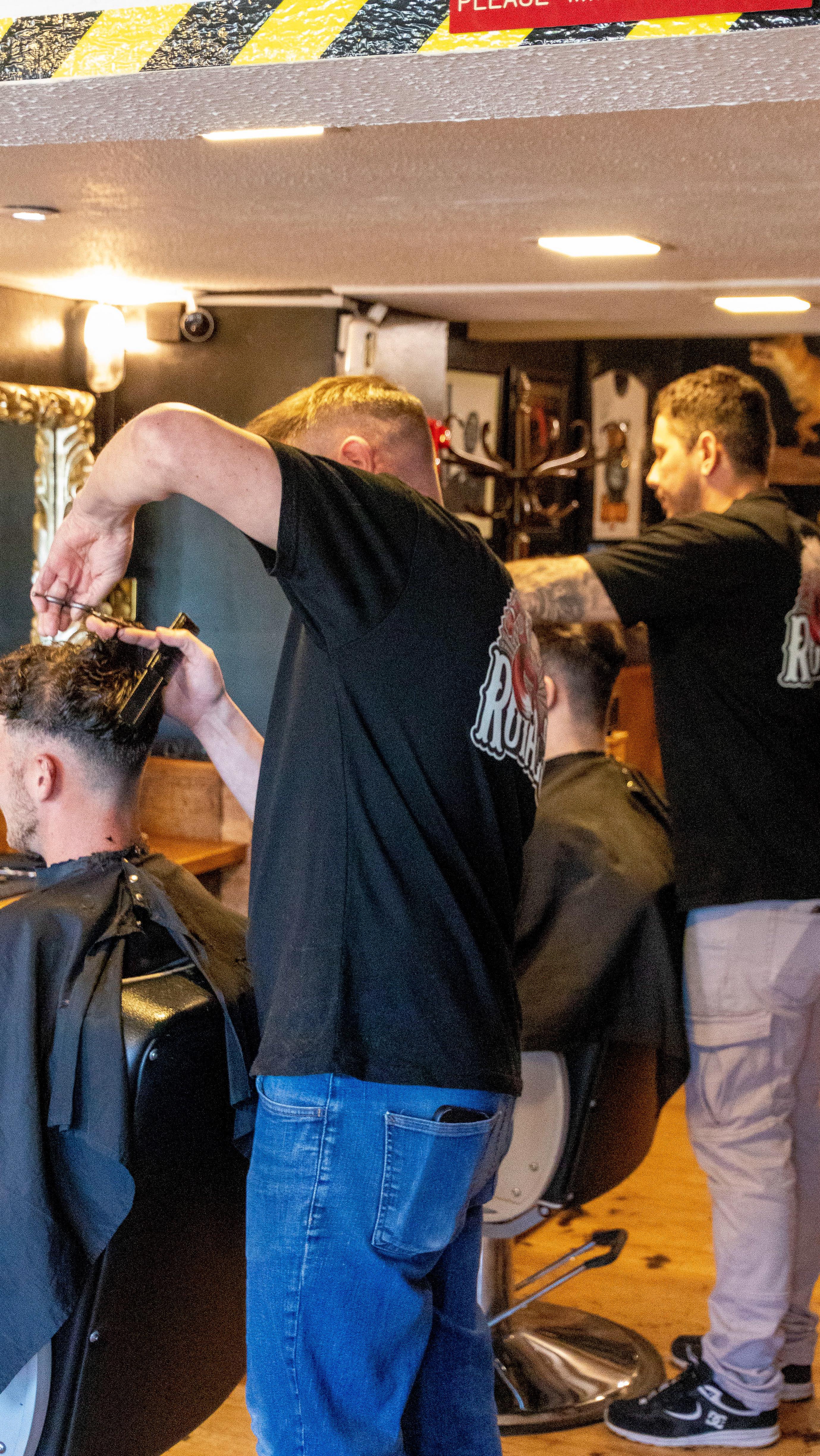 It’s a “teamwork makes the dream work” and a “twinning is winning” kinda situation at the barbershop! Nothing beats the vibe when we’re all in together 👌🏼
#royalsbarbershop