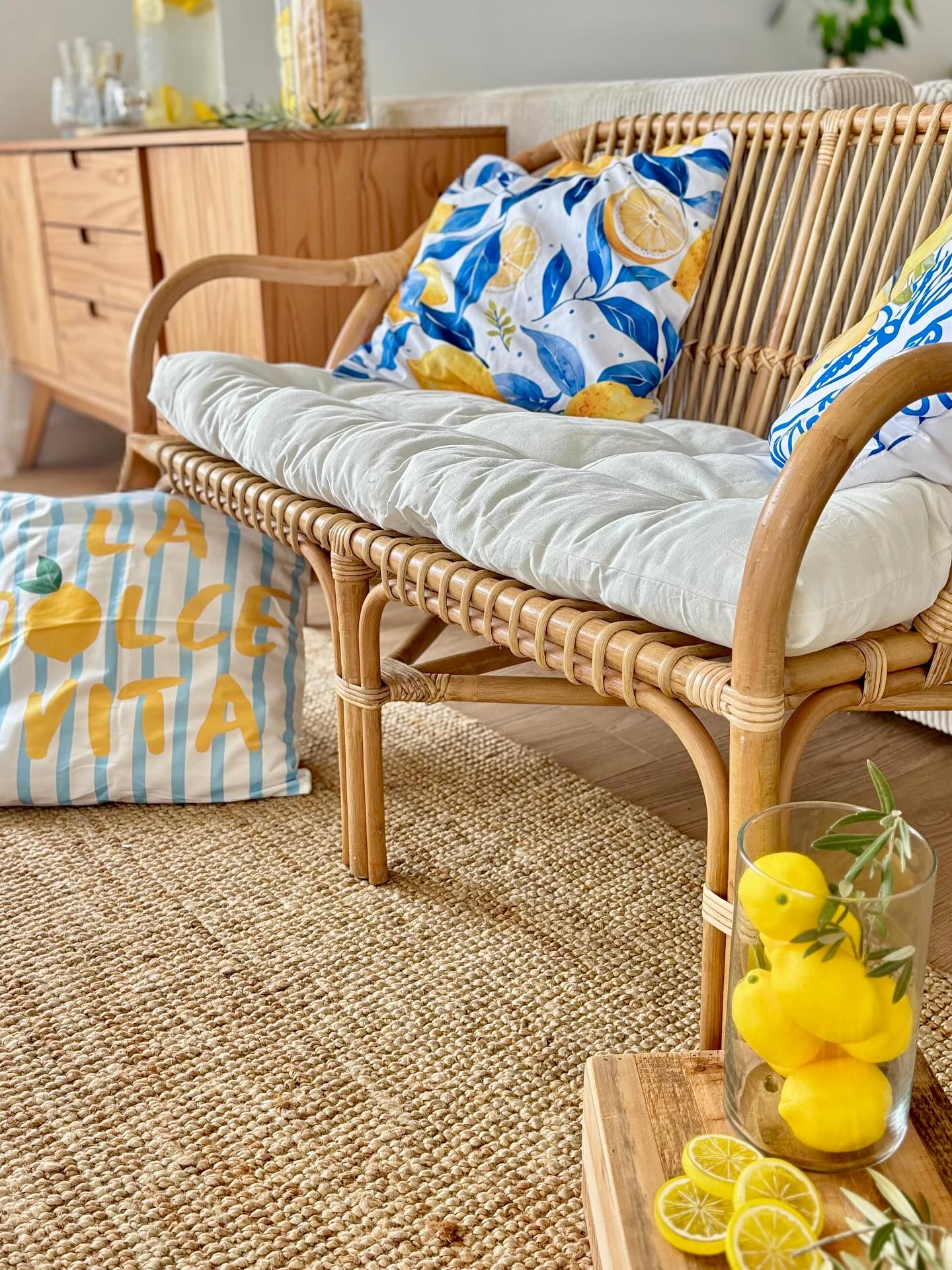 JALMA’Event ✨ Événement familial ✨
Installez-vous confortablement et profitez du moment avec vos amis et votre famille.
Vous avez envie d’un décor qui respire l’Italie ?
Je vous propose à la location une décoration sur mesure pour voyager sur la côte almafitaine 🍋☀️.
Décoration et scénographie : @jalma_event
#event #jalmaevent #decoration #location #bretagne #morbihan #personnalisation #dolcevita #eventinspiration