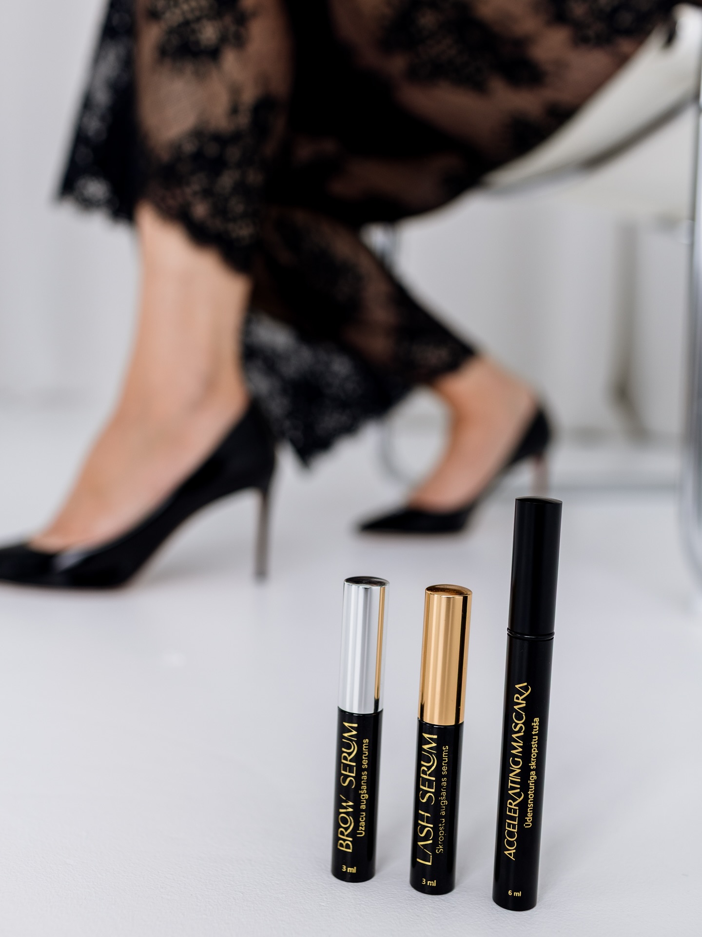 Vai AuraVie Glow skropstu serumu var lietot ilgstoši?
Jā, skropstu serumu Auravie Glow 🌸drīkst lietot ilgstoši, bet ir daži ieteikumi, lai efekts būtu gan drošs, gan dabisks:
✨ Pamata princips – serums darbojas līdzīgi kā vitamīni vai kopjošs līdzeklis: kamēr lieto, skropstas saņem aktīvās vielas un aug veselīgāk. Ja pārtrauc, tās pamazām atgriežas savā dabiskajā augšanas ritmā.
🔹 Ilgtermiņa lietošana
• Pirmajos mēnešos serumu ieteicams lietot katru dienu, lai panāktu redzamu rezultātu.
• Kad efekts jau ir sasniegts, var pāriet uz 2–3 reizēm nedēļā kā uzturošu kursu.
🔹 Rezultāts
• Lietojot regulāri, skropstas paliek stiprākas, spīdīgākas un mazāk lūzt.
• Ja pārtrauc pavisam, efekts pēc pāris nedēļām–mēnešiem var samazināties, jo skropstas ataug dabiskajā ciklā.