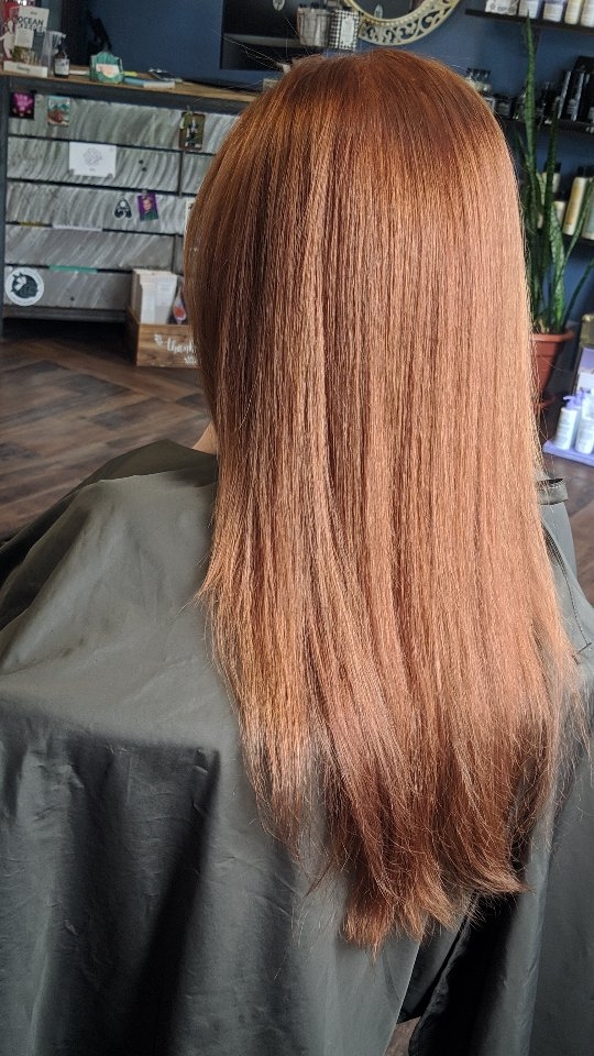 Healthy hair isnโt magic. Itโs maintenance.
Even the most low-maintenance color needs a little love to stay fresh and shiny. Using the right Davines shampoo + conditioner for your scalp and hair, adding in a weekly mask, protecting from heat and UV damage, and keeping up with trims are the secrets to hair that looks and feels amazing long after your appointment.