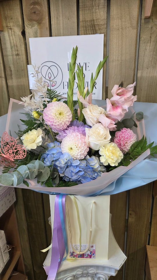 ✨ Pastel perfection 💐 featuring dahlias, gladioli, hydrangea, roses & carnations 🤍
www.lovetoflower.co.uk