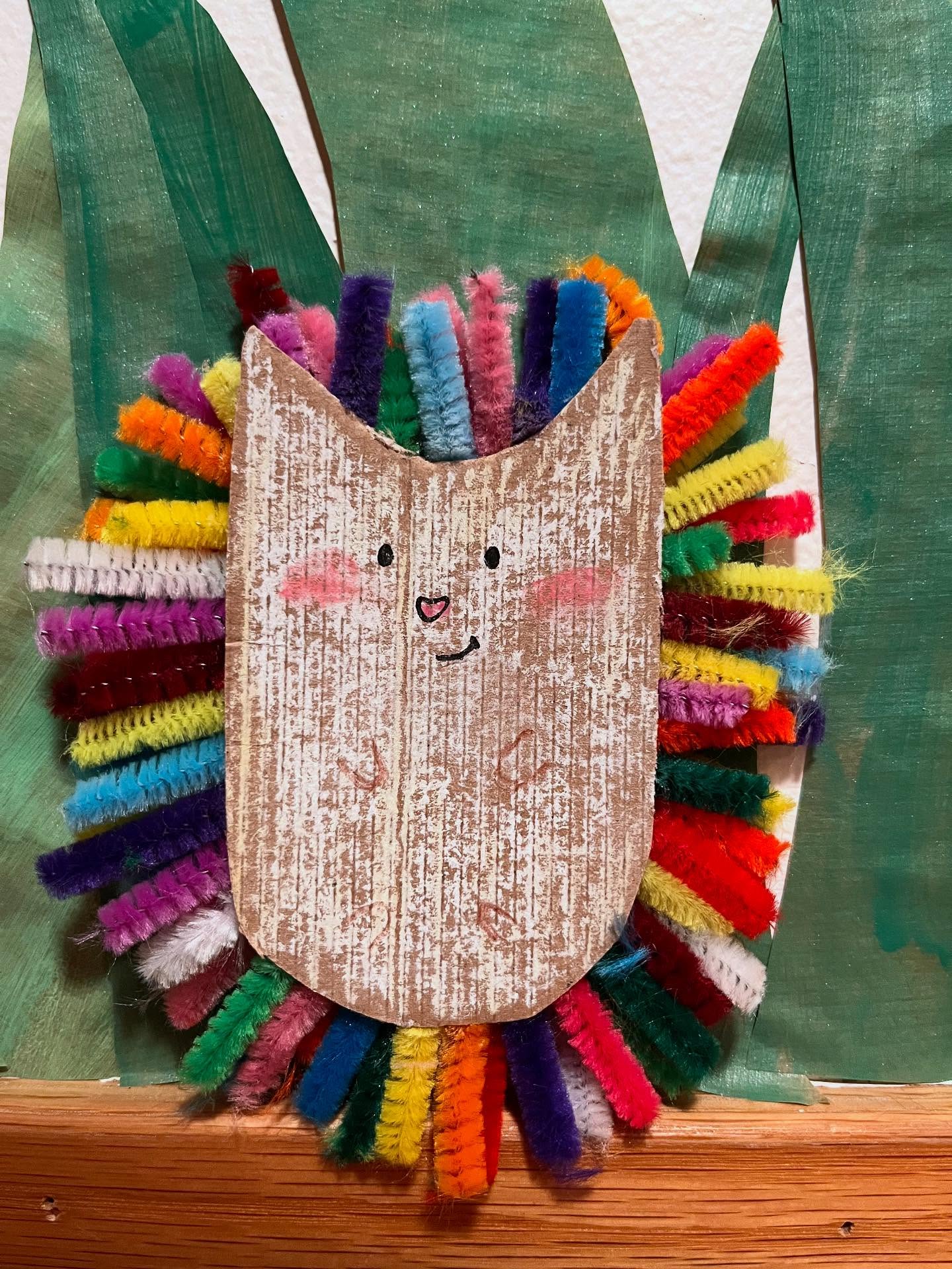 🇬🇧 Rainbow Hedgehog 🦔
I instantly fell in love with this idea from @artandcraftmom ! Minusculette and I just had to try it out to bring a colorful and fun touch to our autumn decorations 🍂
The best part? It’s super easy 👌
Materials:
-cardboard
-pipe cleaners
-scissors
-glue
-a black marker
-a light pastel
Step-by-step
1. Cut out a hedgehog shape from cardboard.
2. Cut the pipe cleaners into different lengths and glue them onto the cardboard base.
3. Once dry, lightly color the cardboard with a pastel and draw the eyes, nose, mouth, and paws with the black marker.
👉Isn’t this little DIY hedgehog just the cutest? 🦔💖
Give it a try and make your own!
—
🇫🇷 Hérisson aux piquants multicolores 🦔
J’ai complètement craqué pour cette idée d’activité proposée par @artandcraftmom ! Impossible de résister, j’ai voulu la réaliser tout de suite avec Minusculette pour apporter une touche colorée et fun à notre décor automnal 🍂
En plus, c’est super simple et ça ne demande que très peu de matériel
Matériel :
-carton
-fils chenille
-ciseaux
-colle
-un marqueur noir
-un pastel clair
Réalisation :
1. Découpe une silhouette de hérisson dans du carton.
2. Coupe les fils chenille en différentes longueurs et colle-les sur la base en carton.
3. Une fois sec, colore légèrement le carton avec un pastel clair puis dessine les yeux, le museau, la bouche et les pattes au marqueur noir.
👉Et voilà, un petit hérisson DIY trop craquant ! 🦔💖
Alors, tu te lances aussi ?
—
#igelkott #pysslaigelkott #pysselinspo #panduromyway #creativekids #hedgehogcrafts #learnthroughart #herisson #loisircreatif #diyforkids #hedgehoginspiration #upcyclingart #recyclemeplay #recycleart #funcraftskids #defidesmainscreatives #funbudgetplay