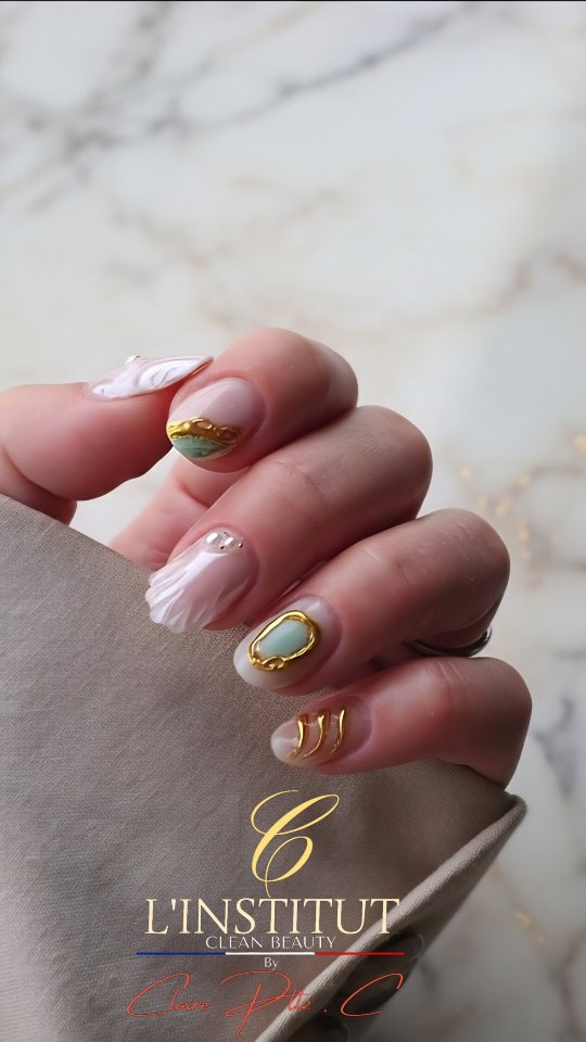 🌊 Trésor des Mers 🪞✨️
Coquillage nacré, or délicat et pierres lumineuses… un voyage marin en version haute couture. 🌊✨️
⚜️ 𝐂 -𝐋'𝐈𝐍𝐒𝐓𝐈𝐓𝐔𝐓 𝐂𝐥𝐞𝐚𝐧 𝐁𝐞𝐚𝐮𝐭𝐲 ⚜️
SOINS - ONGLERIE - BEAUTE DU REGARD - ÉPILATIONS
📆 𝗥𝗗𝗩 👉 lien en bio
🚘 A 5 min du centre ville de VALENCE
🅿️ PARKING PRIVATIF GRATUIT🫰
🚍 BUS Citea 4 ou Citea 8 🛑 Demande Arrêt :
🚸Centre commercial ou 🚸Pierre blanche
📍1310 Avenue de la République
07500 Guilherand-Granges
(En face de Auchan et Norauto)
BESOIN DE CONSEILS OU AUTRE DEMANDE ⁉️
Si aucune disponibilité ne vous convient, ou vous ne savez pas quelles prestations choisir, merci de laisser un message au : 07.81.13.48.24
.
.
.
.
.
#LuxuryNails #TrésorMarin #HauteManucure #ShellNails#onglerievalence
#nails💅 #onglerievalence #valence26 #nailart #nailartist #nailsonfleek #instanails