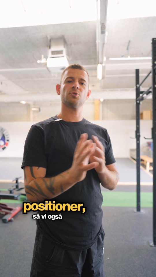 Har du arbejdet med øvelsen fra sidst uge ? 😃
Hvad har du kunne mærke ?
I denne uge arbejder vi på at bevæge vores knæ, i forskellige ydre positioner. 🧎♂️
Det er vigtigt at vores knæ os i ydre positioner kan at stabilisere, og overføre kraft effektivt.
Det er især her, man kan teste om nogle af funktionerne fremprovokere symptomer, eller man føler sig ustabil ? 🤔
En øvelse er altid en test !
Hvad er vigtig i den øvelse?
1. Sørg for at komme ned i en stabil lunge, hvor du drejer bækkenet en smule ind i standbenet.✅
2. Vægten er under hele øvelsen 80 / 20 på det forreste ben.✅
3. Det er meget vigtigt at hofte, fod, ankel bliver stabil. Og du kan kontrollere dem.✅
4. Sørg for at din overkrop er oprejst, og du har aktivering i dine dybe stabilisatorer. ✅
Giv øvelsen et skud og se hvad den kan gøre for dig ! 😉
Skriv til mig hvis du har brug for hjælp.
#biomekanik #biofeedback #funktioneltræning #rotation #knæ #smertefri #performance #balance #holisticcoaching #bevægelse #århus #københavn #viralreels