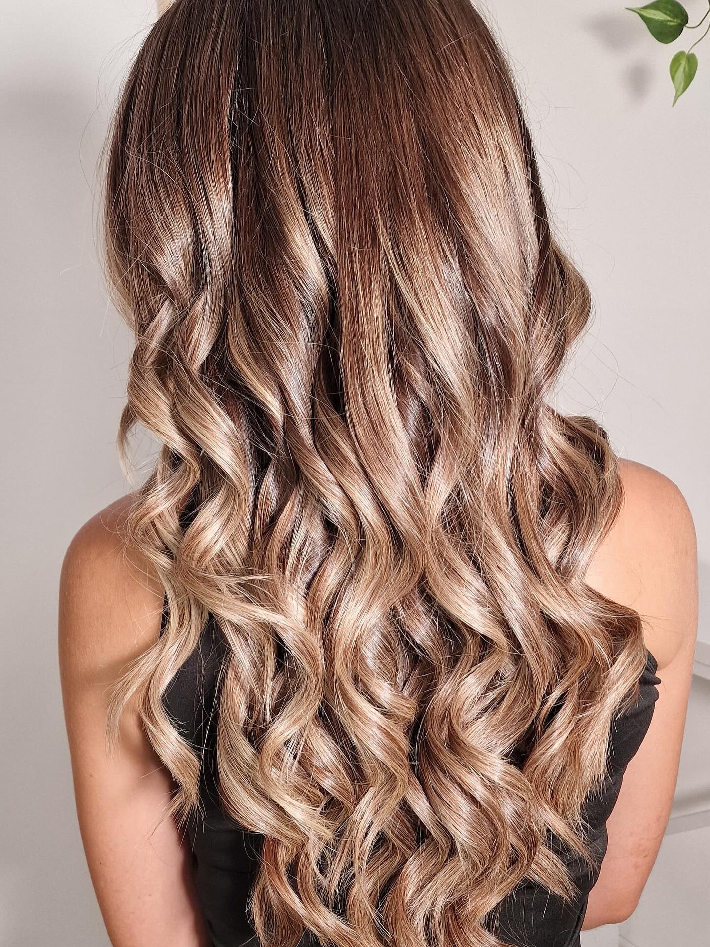 Lange gepflegte & glänzende Haare, keine Selbstständigkeit..Dafür muss man richtig was machen 💪🏼 aber um so schöner ist es, wenn man diese Haarpracht tragen darf.
Wir haben dazu etwas Neues im Sortiment 🤫 - es ist eine perfekte Ergänzung zu meinen EmpHAARthie Produkten - aber sagen wir, wenn es mal den BOOST braucht, um schneller an sein (Haar-) Ziel zu kommen, dann haben wir noch etwas Magic zu bieten 🤗💫
Dazu bald mehr..
#friseursachsenanhalt #friseurmeister #friseur #longhair #emphaarthie #bymadeleinedoering