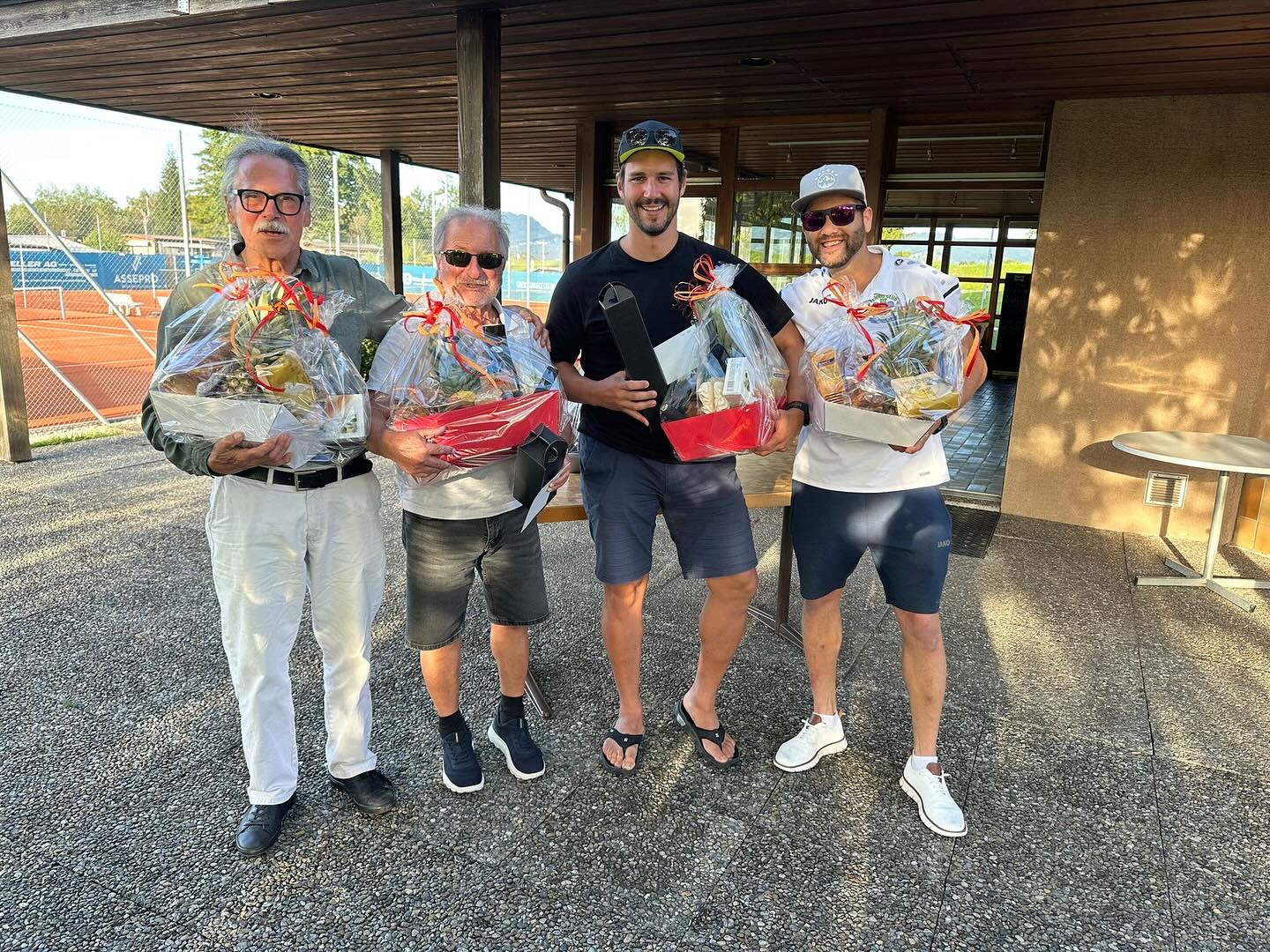 Am letzten Samstag fand unsere Clubmeisterschaft 2025 statt🎾🥳. Wir gratulieren unseren Sieger:
1. Platz Einzel: Sandro Matitz
2. Platz Einzel: Janique Künzler
1. Platz Doppel: Sandro Matitz & Augusto Vignoli
2. Platz Doppel: Sascha Sohm und Norbert Eisenbart
Vielen Dank an alle die dabei waren!👏🏼🥳
#tc #stmargrethen #tennis #clubmeisterschaft #gratuliere