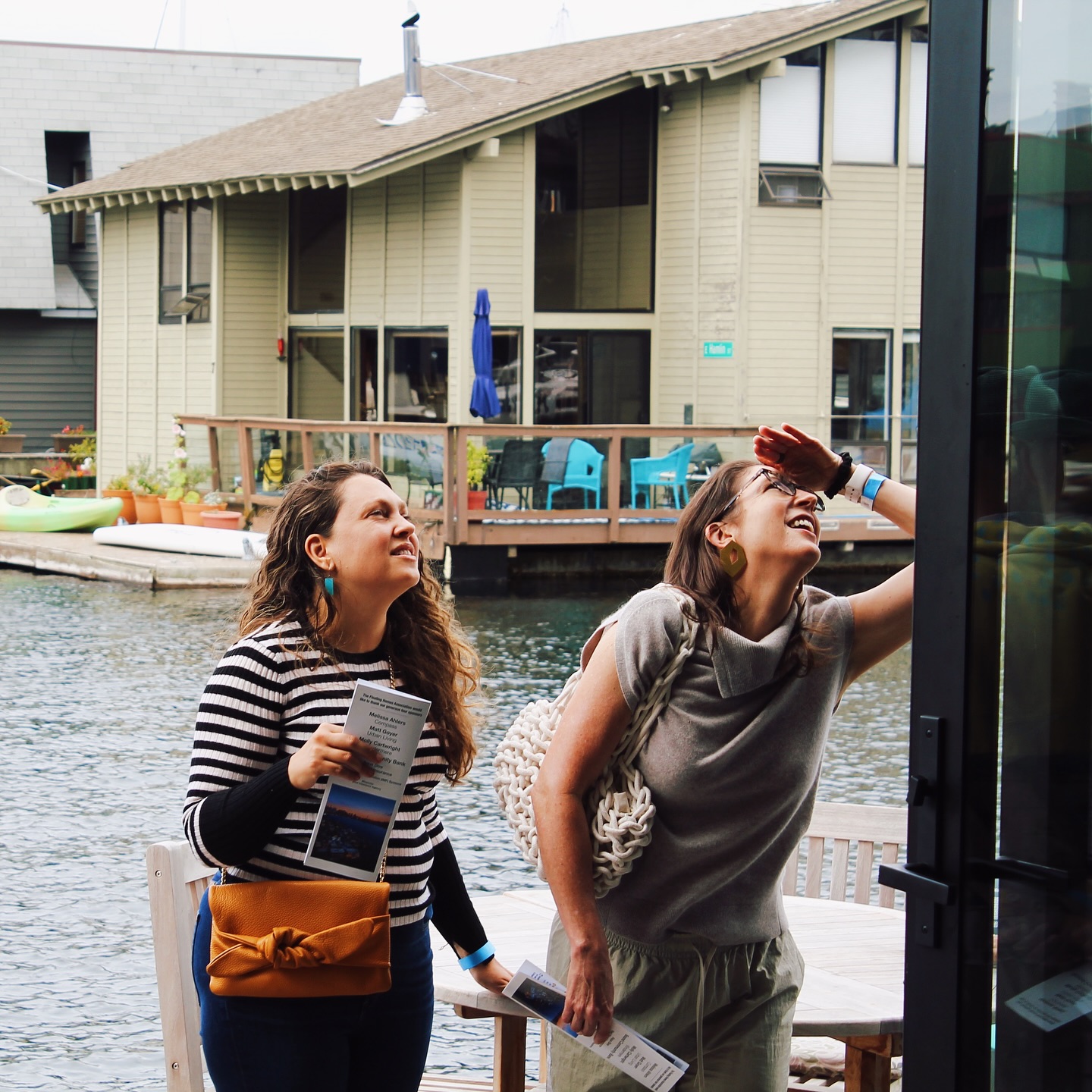 Floating Homes Tour part 2🥂
This was such a magical event to help publicize and cover. Huge kudos to the FHA and @seattlefloatinghomesevents for making this happen for the first time since Covid!
Safe to say my new life goal is to live on a houseboat…I mean, why live by the water when you can live ON the water? ;)