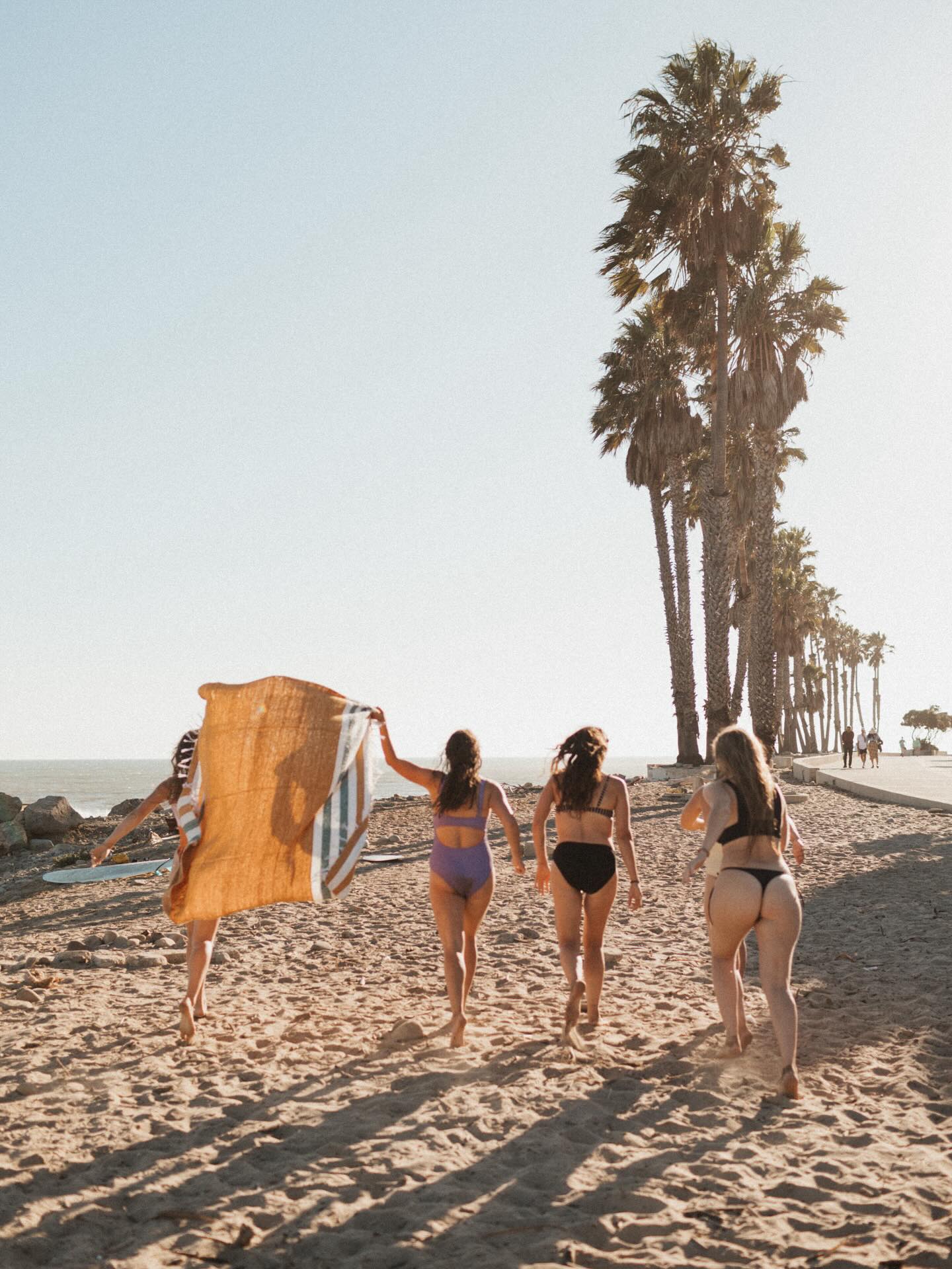 Surf trip with the girls 🌸
Blanket: @sundream
