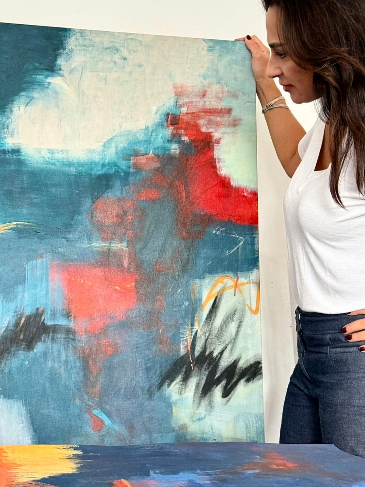 “Para mim, pintar um quadro abstrato é como sustentar uma conversa sem fim com o próprio trabalho. A cada cor que escolho, a cada traço que arrisco, o trabalho me responde de volta e me provoca a seguir por outro caminho. Não há roteiro fixo: vou oscilando entre o controle e a entrega, até que, num certo momento, sinto que o trabalho e eu chegamos a um acordo silencioso — e então sei que ele está pronto.”