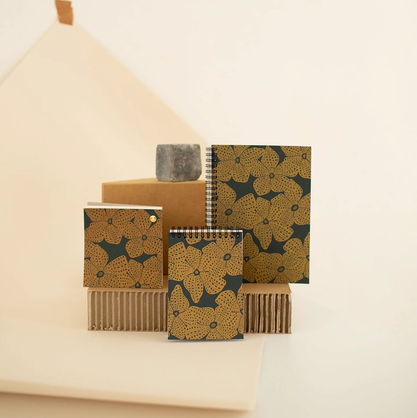 Merci pour l'accueil de ce motif et de nos carnets sérigraphiés ! Un long travail entre la sérigraphie, le découpage, et la reliure. Des carnets réalisés à 100% dans notre atelier ! Vous voulez-vous voir?
.
.
.
#poussieredesrues #papererie #serigraphie #screenprinting #lyon #serigraphie #screenprinting