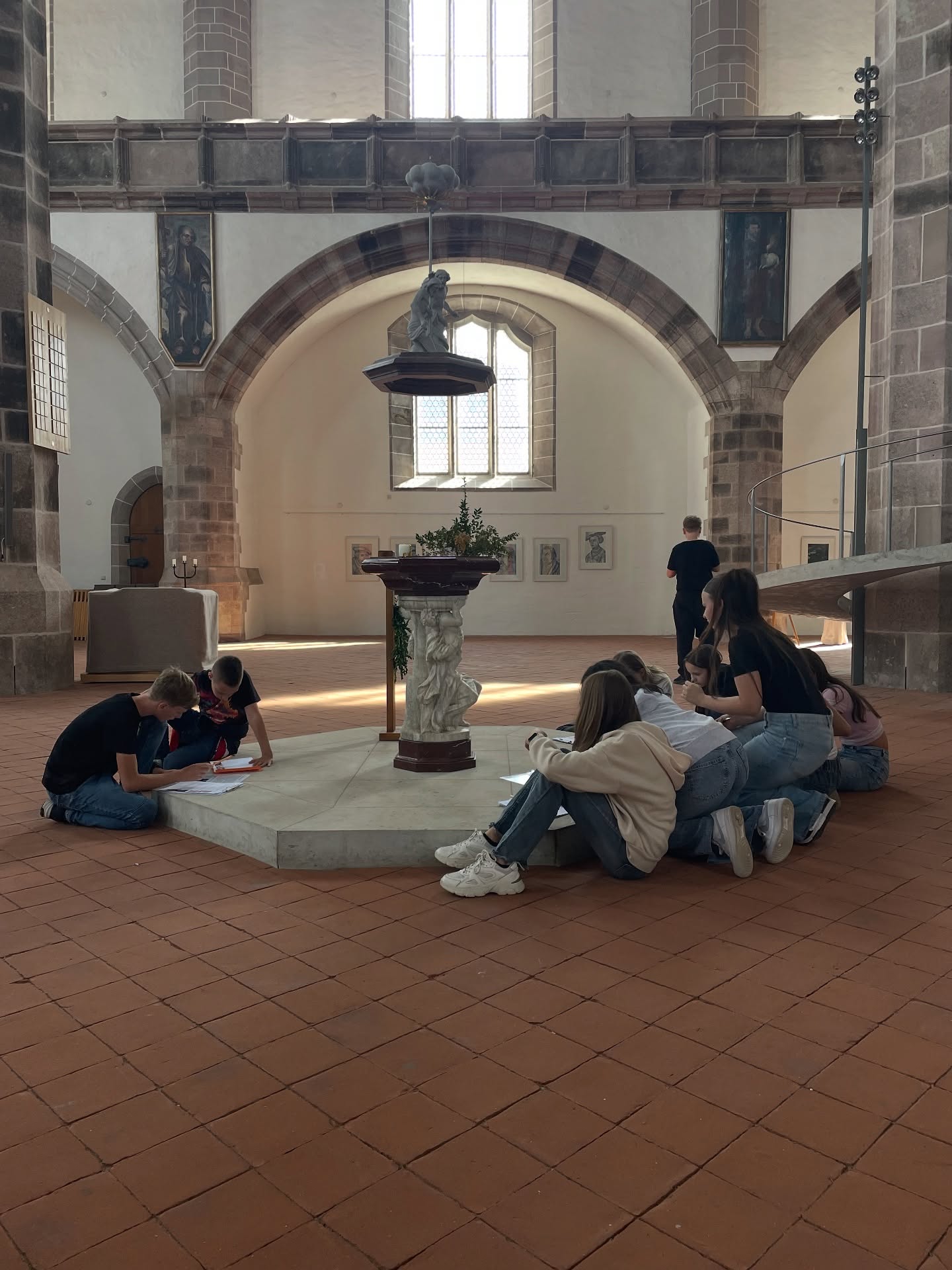 Im Rahmen der Methodenwoche führte die Jahrgangsstufe 7 gemeinsam mit den verantwortlichen Lehrkräften eine gelungene Exkursion nach Schneeberg durch, bei der die Schülerinnen und Schüler Gelegenheit hatten, sich in vier Stationen auf vielfältige Art und Weise mit dem Wochenthema “Zwischen Barock und Berggeschrey” auseinanderzusetzen.
Danke an: Frau Hänel, Frau Ebert, Frau Seifert und Herrn Ploß für die Organisation vor Ort!
Und danke auch an die begleitenden Lehrkräfte!
#methodenwoche #klasse7 #schneeberg #graupnergym