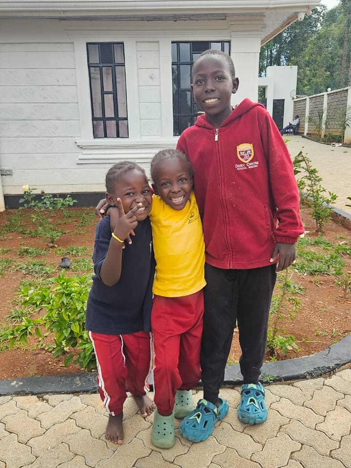 We are thrilled to share that two sibling groups—six amazing kids—have just joined the Lifting Lives children’s home! 💛
Welcome to Peter, Maryanne, Angela, Stephen, Elizabeth, and Meshack!
These brave children have faced deep challenges—losing parents, going without food and medical care, and enduring hardship no child should experience. You can see their excitement as they meet new friends and face fresh opportunities.
A huge thank-you to the incredible sponsors whose generosity made this new beginning possible. Together, we’re lifting lives. 🙌
#LiftingLives #TogetherWeCan #ChangingLives #GiveBack #MakingADifference