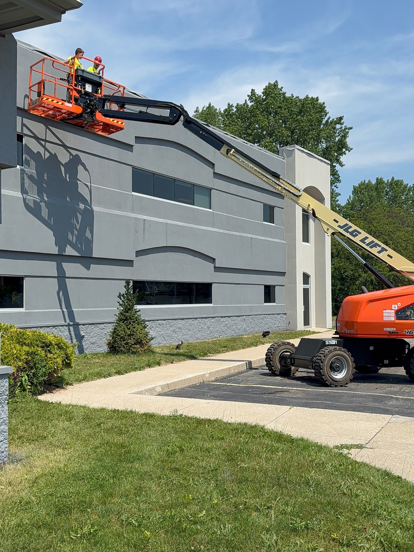 Some random photos from a commercial project. Being a commercial painted involves a lot of coordination and knowledge to be able to execute. This project involved a lot of hands for the interior and exterior for this 30,000 SF warehouse. Total project was over 50,000. Shoutout to Guardian’s team and also one of our partner teams @ikgmaintenance. #guardianpro #commercialpainting #industrialpainting #chicagocommercialrealestate #indianacommercialrealestate #cbre #largebuildingprojects