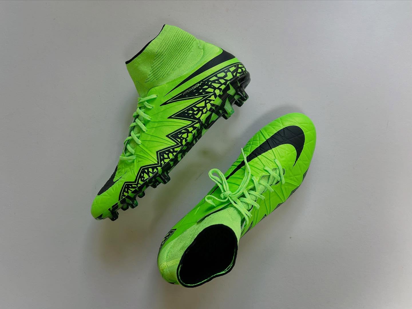Explosive look. Tactical power.
The Nike Hypervenom Phantom II from the Lightning Storm Pack in Green Strike/Black combines sleek design with deadly performance. Equipped with Flyknit, dynamic sock collar, and split-toe construction, it’s engineered for sharp turns, lethal finishing, and commanding agility.
Ready to elevate your game?
#HypervenomPhantomII #LightningStormPack #GreenStrike #NikeFootball #SpeedAndControl