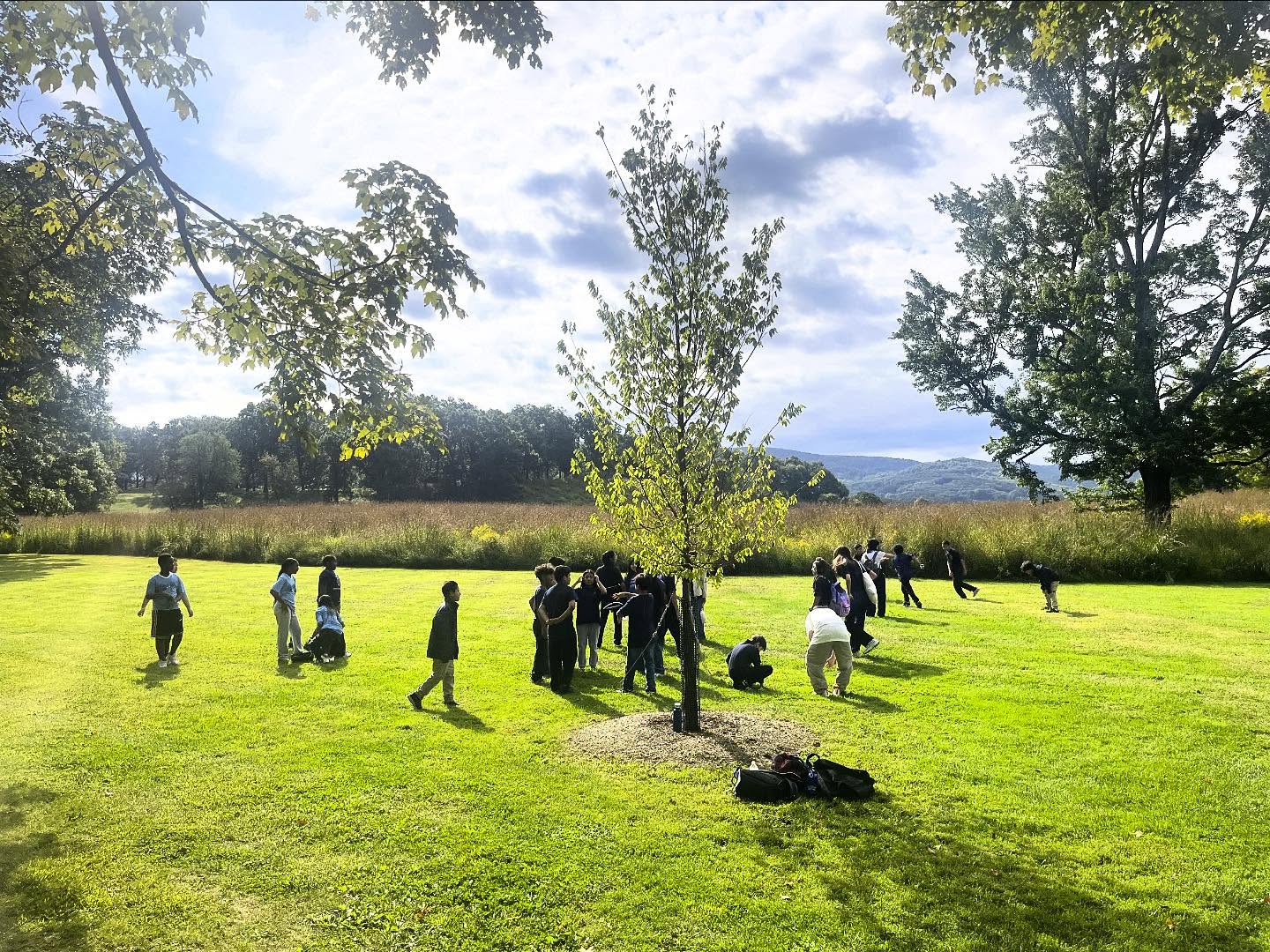 It’s going to be a Feliz Viernes for our 6th graders as they explore @stormkingartcenter today! #dlmsfamilia #fieldtrip #fieldtripfriday