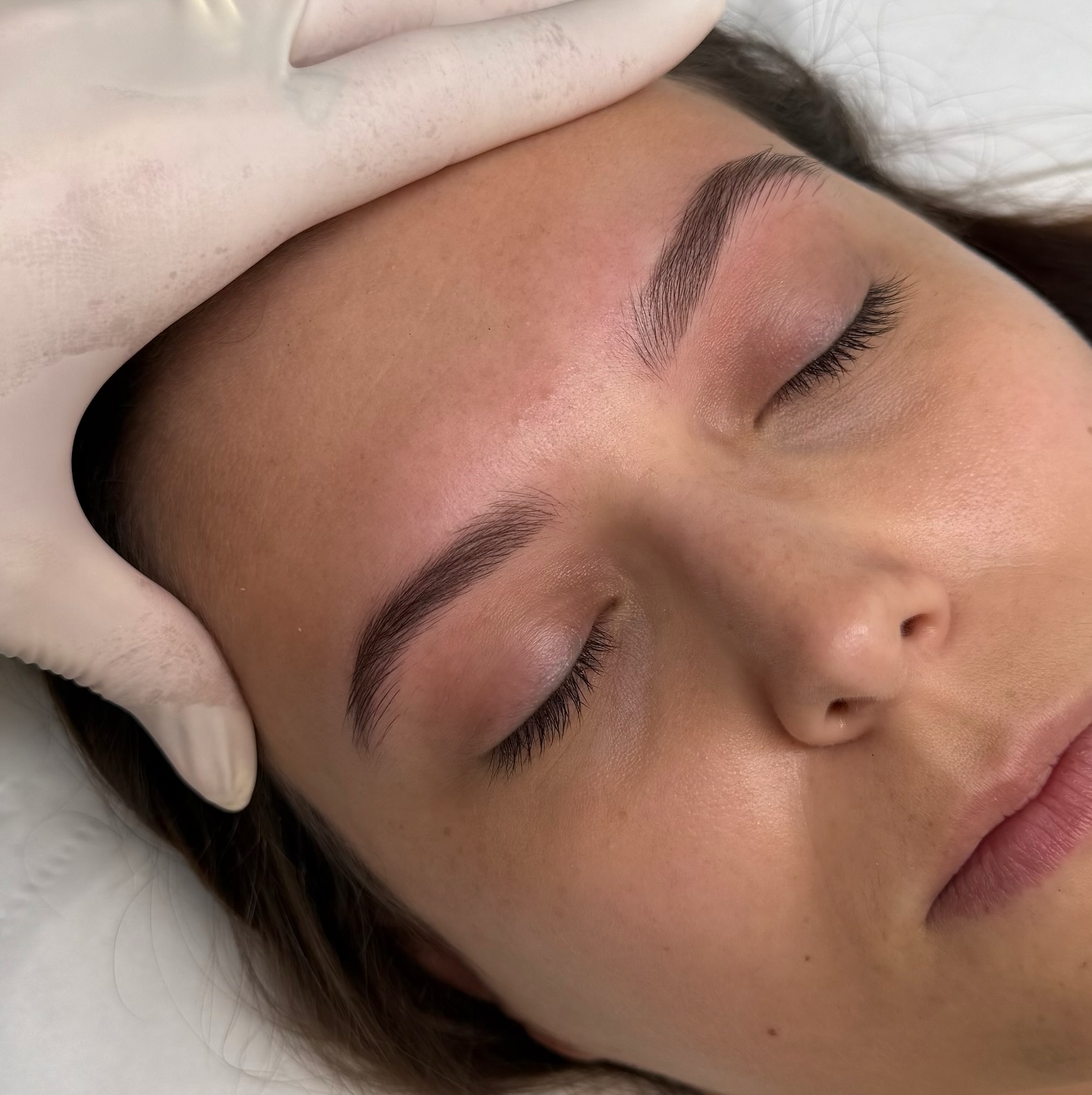 Heute durfte ich meiner lieben Kundin wunderschöne Combobrows zaubern – aber noch viel schöner war unser Gespräch.
Sie ist Tierärztin und engagiert sich in freiwilligen Projekten, bei denen Tiere im Ausland kastriert werden, um das Leid auf den Straßen zu reduzieren. Bald geht’s für sie nach Nepal, wo sie erneut ihre Zeit und Energie schenkt, um den Tieren dort zu helfen.
Solche Menschen verdienen wirklich größte Wertschätzung ❤️ … weil sie mit ihrem Einsatz etwas bewegen, das über Grenzen hinausgeht. 🌍🐶🐱