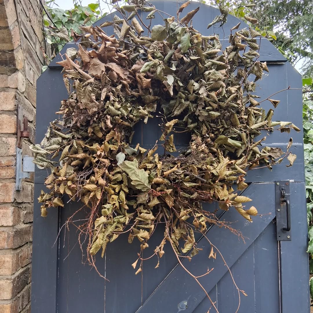 🍂Rustled up from foraged materials on my doorstep 🍂
.
.
.
.
If you fancy a go at wreath making- follow the link in my bio
.
.
.
Wishing you a peaceful weekend 🍂
.
.
.
#autumn
#wreath
#gardenwreath
#herbstgarten
